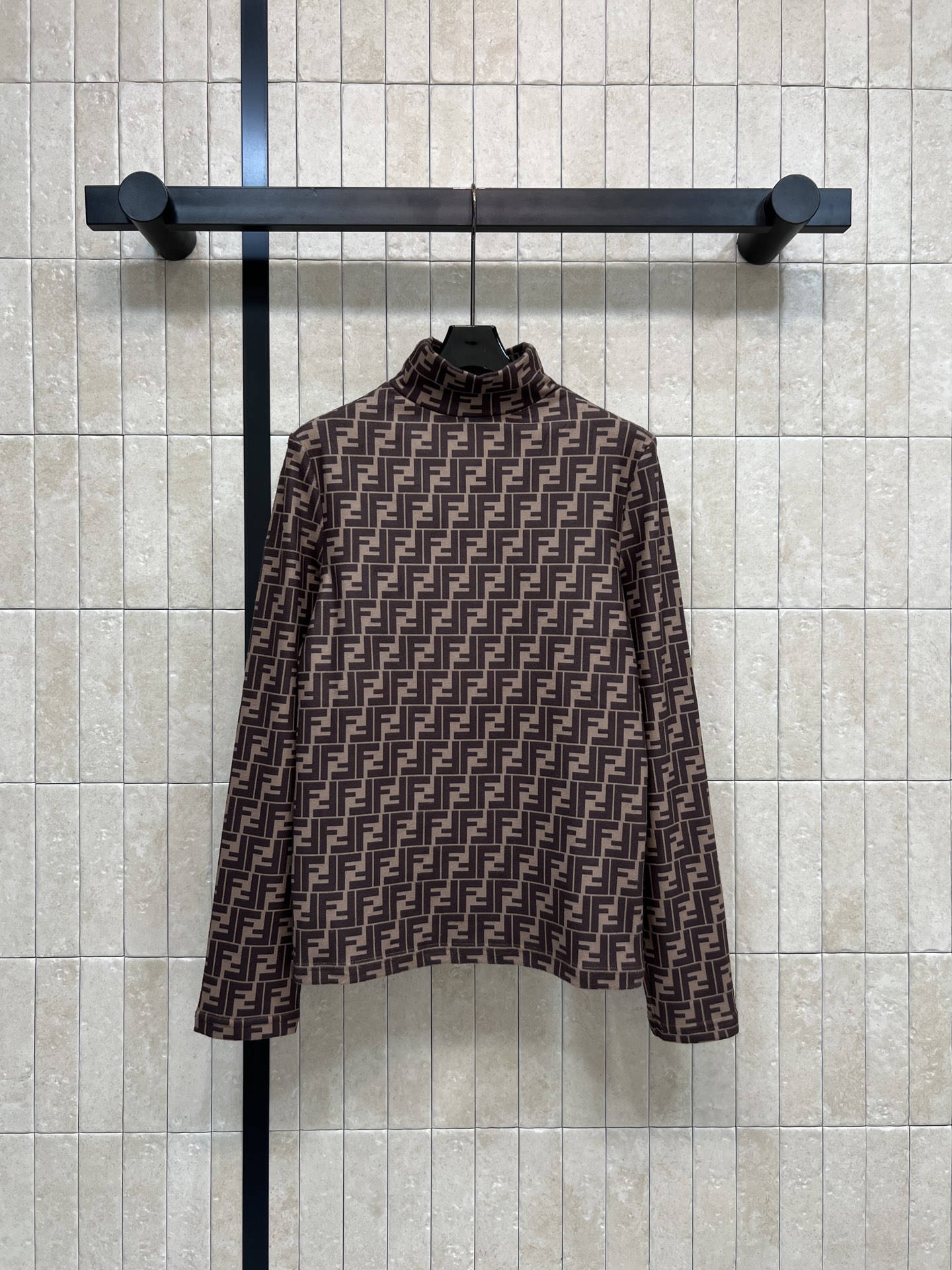 NO:656635,FD Home 25 new autumn and winter style double F presbyopic plus velvet bottoming shirt, brown jacquard design, high brand recognition!  Soft stretch plus velvet fabric, comfortable and slim to wear, high collar and long sleeves, suitable for autumn and winter, full of femininity, super easy to wear as a daily base, one color, three sizes, Size/S-M-L,, dior, alexander wang19860909FD家 25秋冬新款 双F老花加绒打底衫 棕色系提花设计 品牌辨识度超高！柔软弹力加绒面料 穿着舒适又修身 高领长袖适合秋冬季节 小女人味十足 日常打底超级好穿 一色三码Size/S-M-L,,dior,alexander wang,Women's clothing