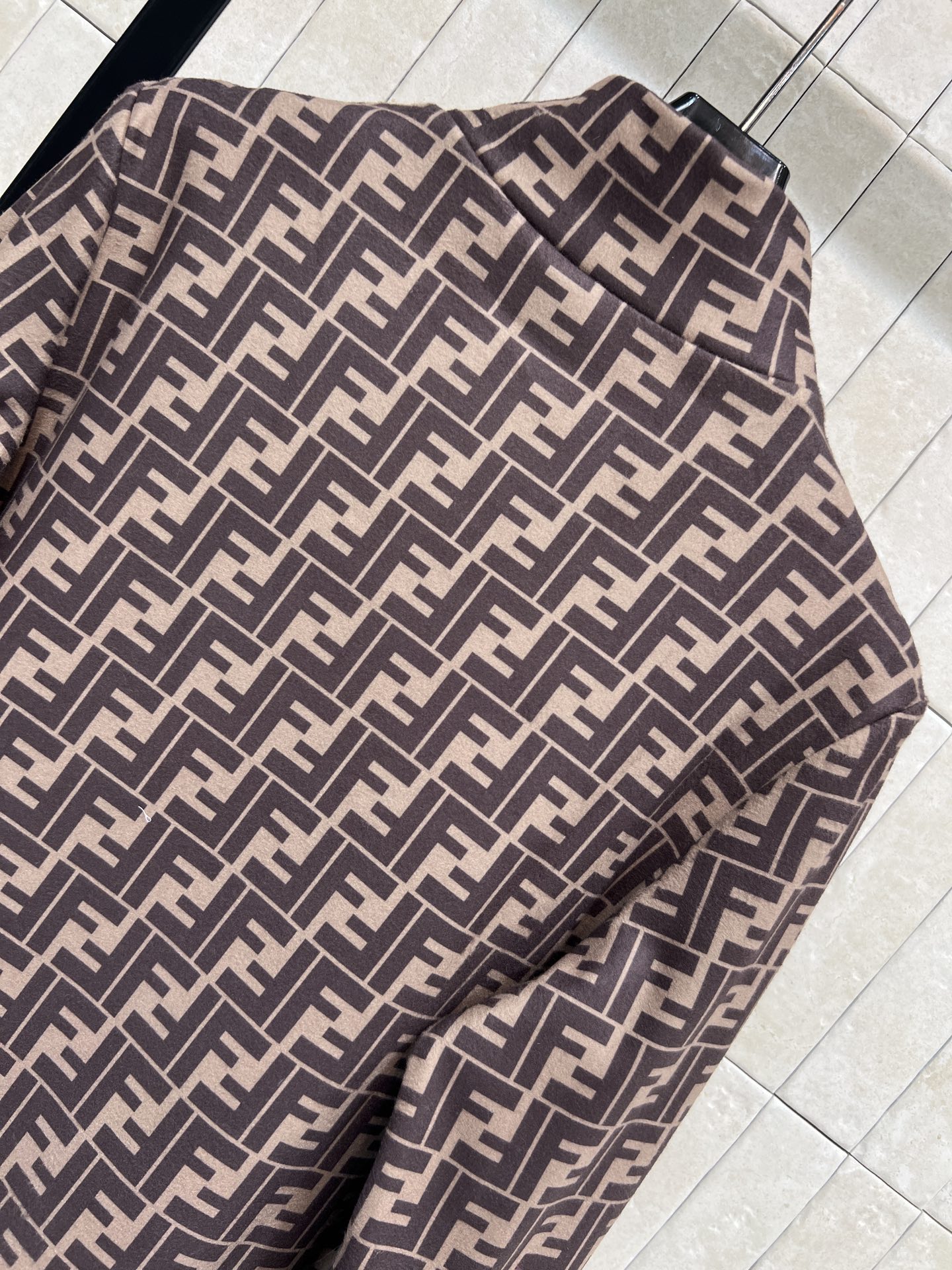 FD家 25秋冬新款 双F老花加绒打底衫 棕色系提花设计 品牌辨识度超高！柔软弹力加绒面料 穿着舒适又修