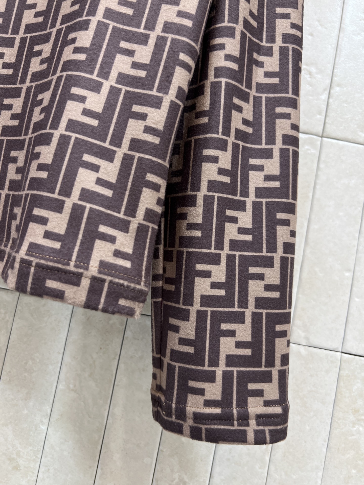 FD家 25秋冬新款 双F老花加绒打底衫 棕色系提花设计 品牌辨识度超高！柔软弹力加绒面料 穿着舒适又修