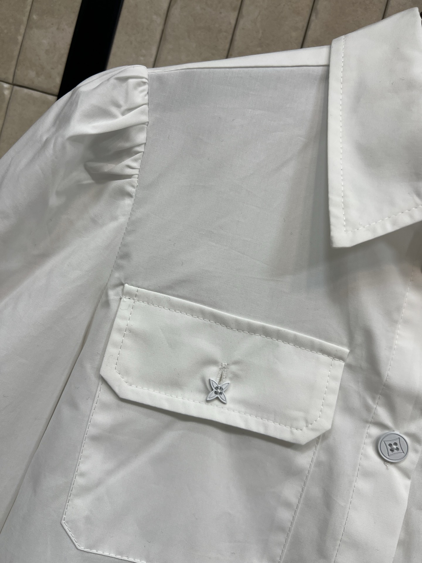 L家 26春夏新款 泡泡短袖短款衬衫 白色棉质面料 简约大方 胸前有两个对称翻盖口袋 细节精致 泡泡短袖