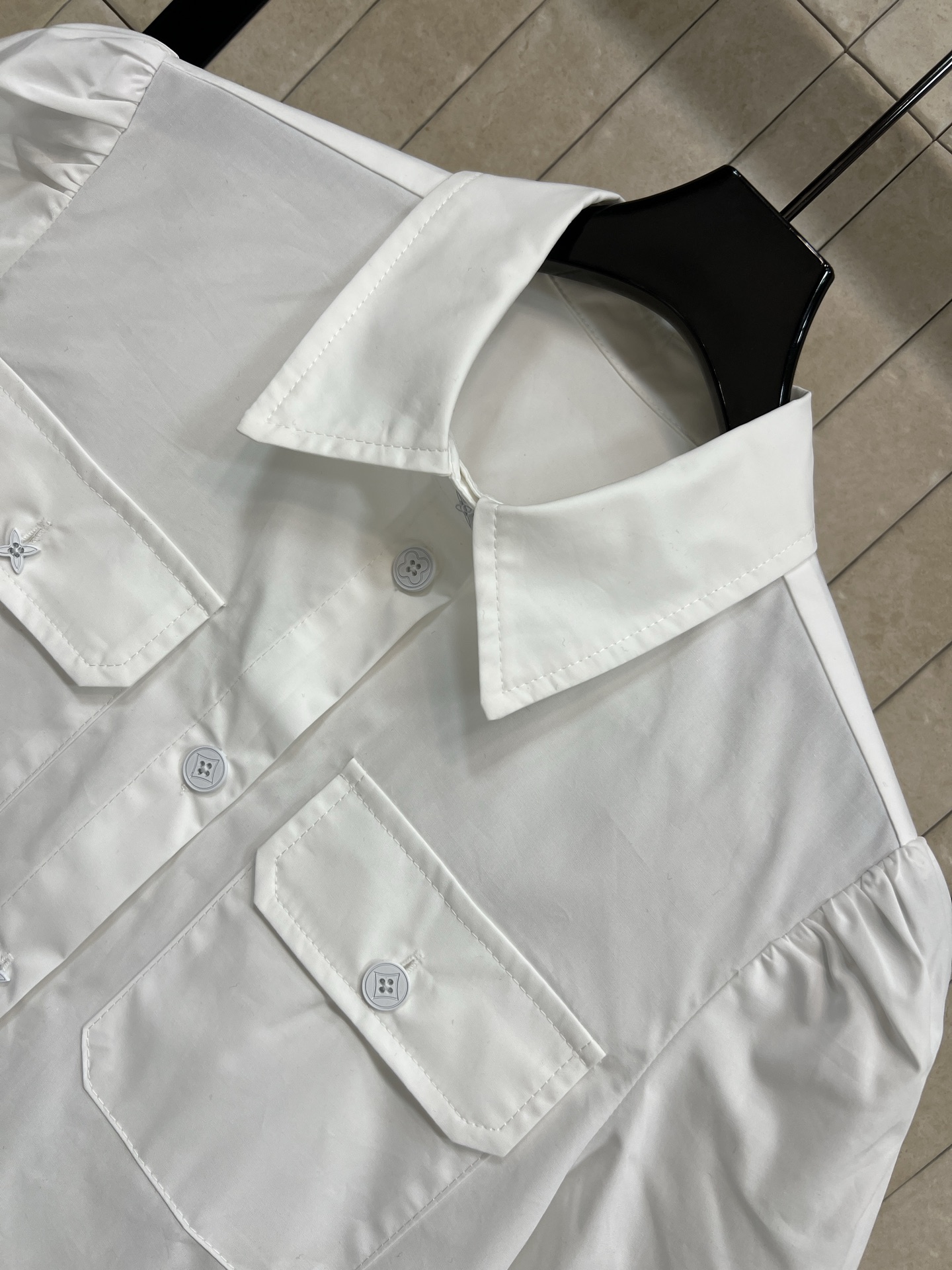 L家 26春夏新款 泡泡短袖短款衬衫 白色棉质面料 简约大方 胸前有两个对称翻盖口袋 细节精致 泡泡短袖