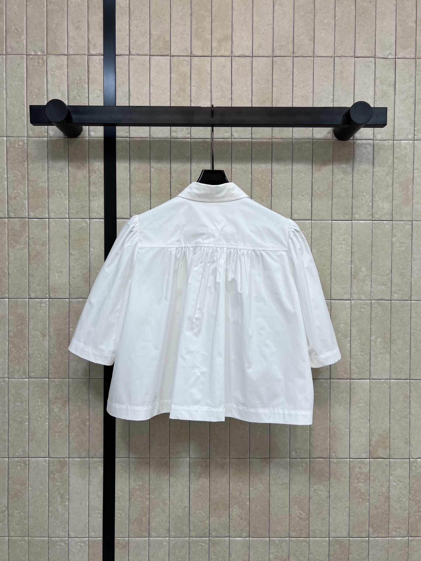 L家 26春夏新款 泡泡短袖短款衬衫 白色棉质面料 简约大方 胸前有两个对称翻盖口袋 细节精致 泡泡短袖