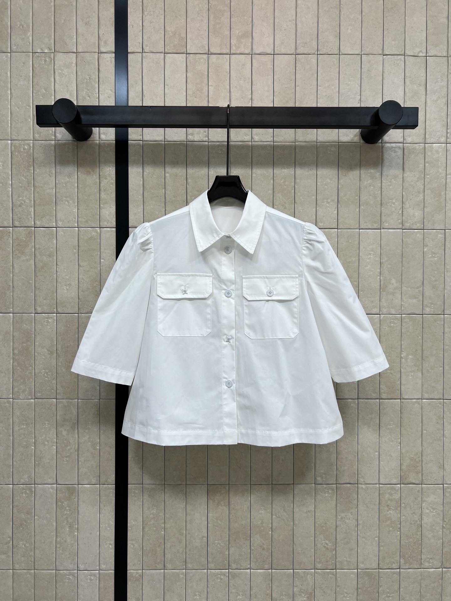 NO:656630,L's 26 new spring and summer style puff short-sleeved short shirt. White cotton fabric. Simple and elegant. There are two symmetrical flap pockets on the chest. Exquisite details. Puff short-sleeved design. Very suitable for spring and summer. It shows the arm lines and is very comfortable. The old flower buttons extend from the collar to the hem. It is easy to put on and take off. It is neatly cut. It is elegant and casual when paired with high-waisted pants or skirts. Four sizes in one color. Size/S-M-L- XL,,louis  vuitton,skirts,shirts,T-shirt,alexander wang19860909L家 26春夏新款 泡泡短袖短款衬衫 白色棉质面料 简约大方 胸前有两个对称翻盖口袋 细节精致 泡泡短袖设计 春夏穿超合适 既显手臂线条又很舒适 老花纽扣从领口延伸到下摆 方便穿脱 剪裁利落 搭配高腰裤或裙子都很优雅休闲~一色四码 Size/S-M-L- XL,,louis vuitton,skirts,shirts,T-shirt,alexander wang,Women's clothing