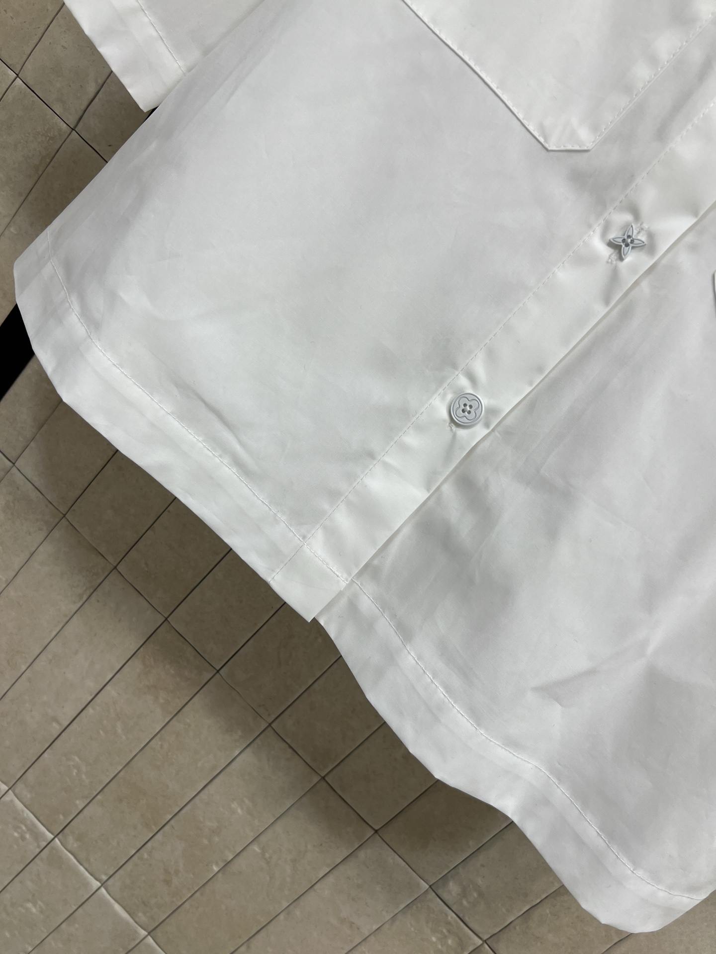 L家 26春夏新款 泡泡短袖短款衬衫 白色棉质面料 简约大方 胸前有两个对称翻盖口袋 细节精致 泡泡短袖