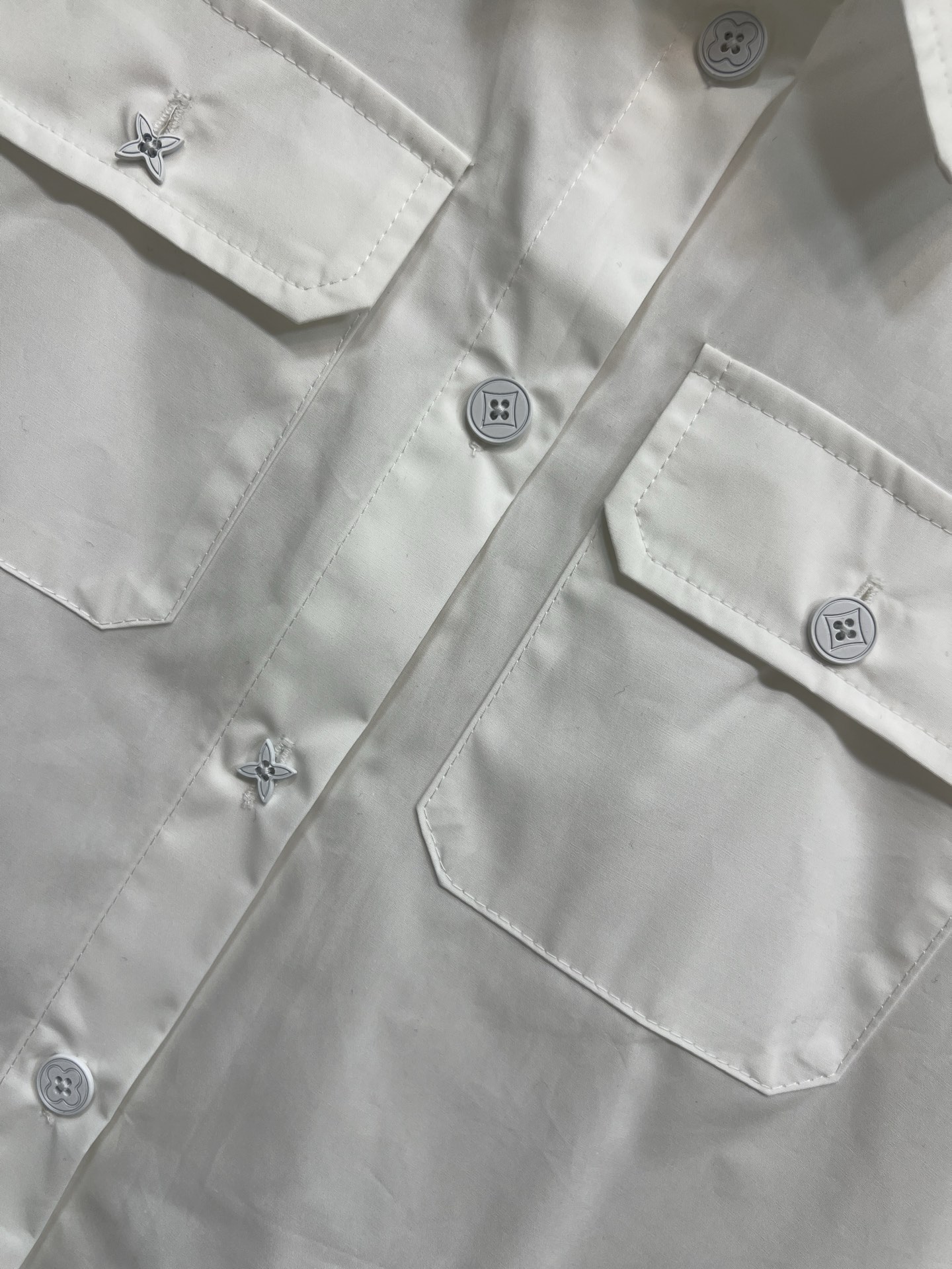 L家 26春夏新款 泡泡短袖短款衬衫 白色棉质面料 简约大方 胸前有两个对称翻盖口袋 细节精致 泡泡短袖