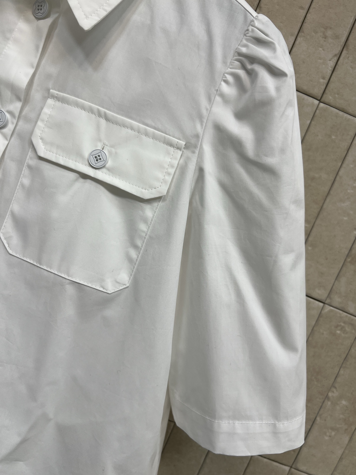 L家 26春夏新款 泡泡短袖短款衬衫 白色棉质面料 简约大方 胸前有两个对称翻盖口袋 细节精致 泡泡短袖