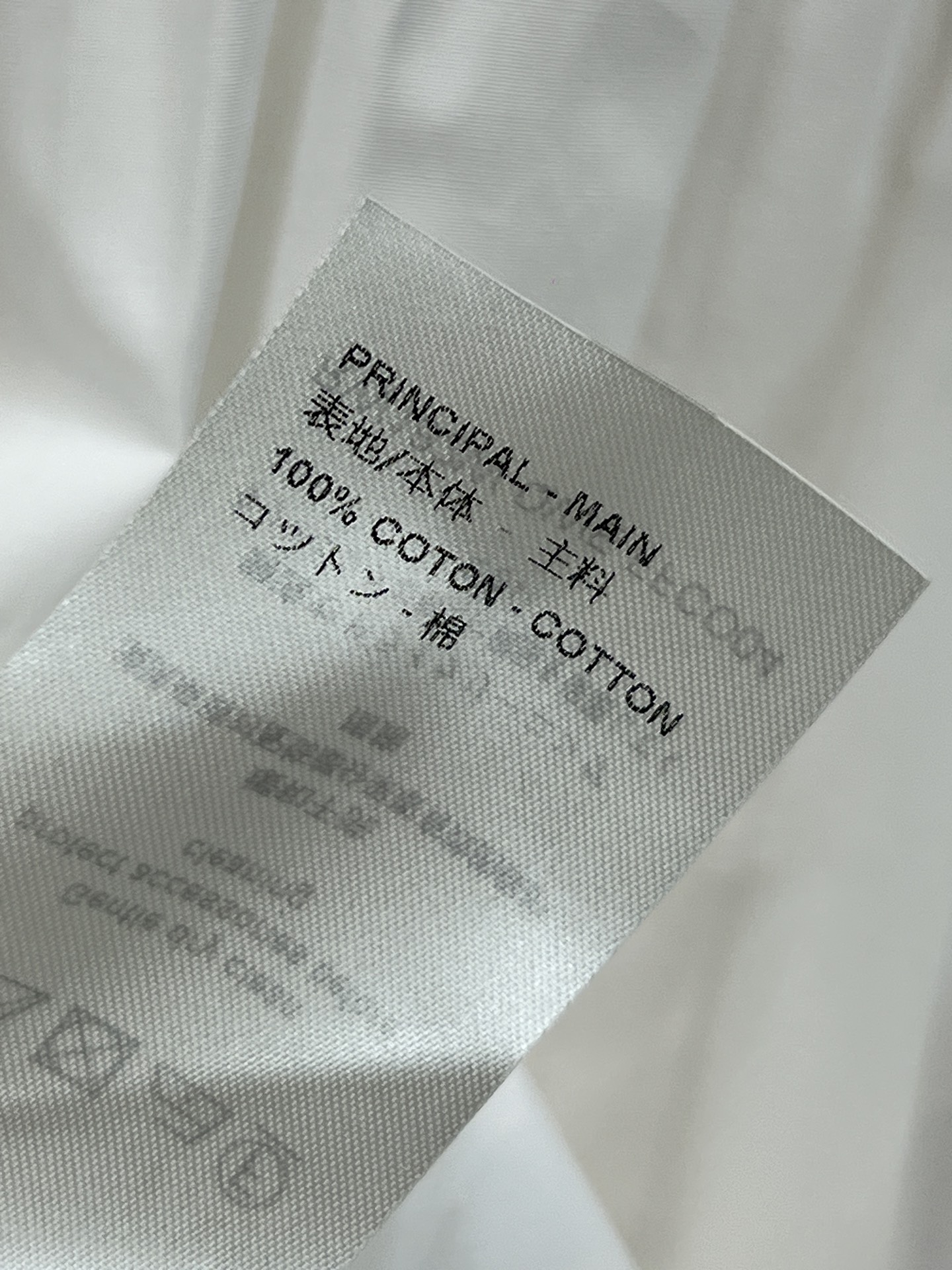 L家 26春夏新款 泡泡短袖短款衬衫 白色棉质面料 简约大方 胸前有两个对称翻盖口袋 细节精致 泡泡短袖