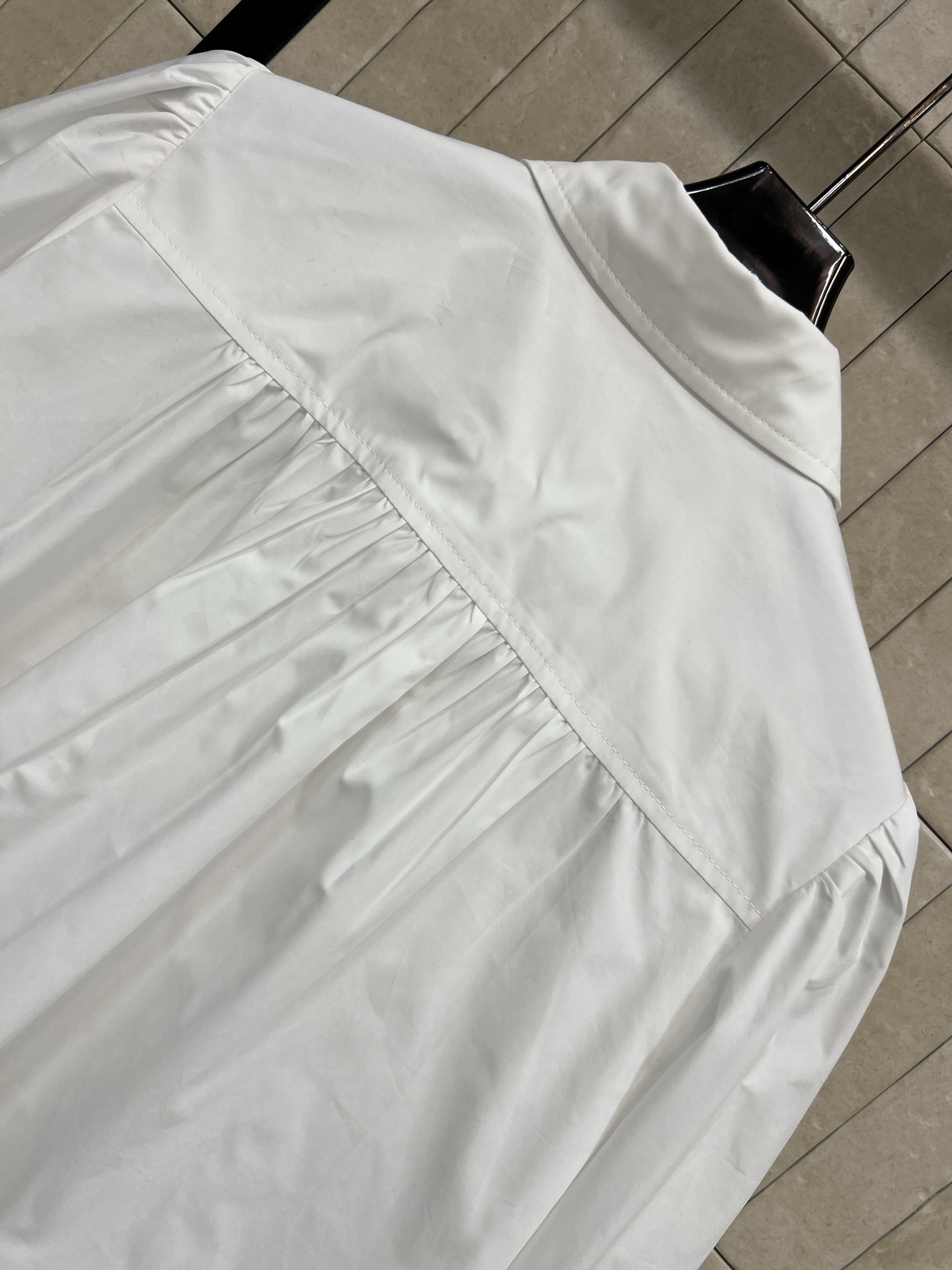 L家 26春夏新款 泡泡短袖短款衬衫 白色棉质面料 简约大方 胸前有两个对称翻盖口袋 细节精致 泡泡短袖