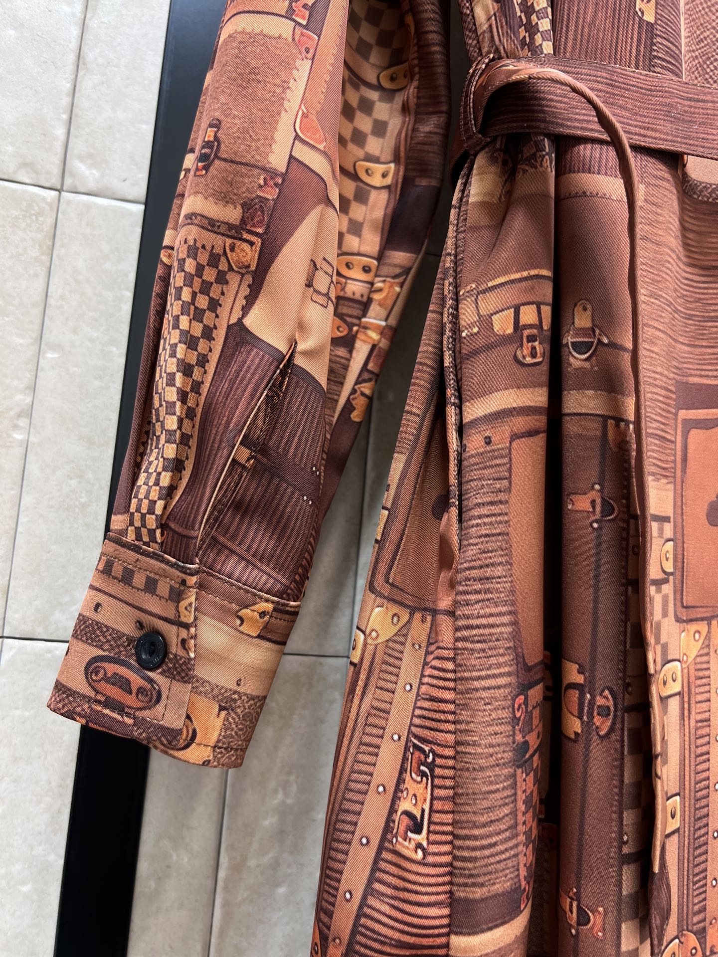 L家 26春夏新款 皮革印花图案衬衫连衣裙 经典皮革图案印花叠加旅行箱印花 复古又时髦 腰带设计修饰身形