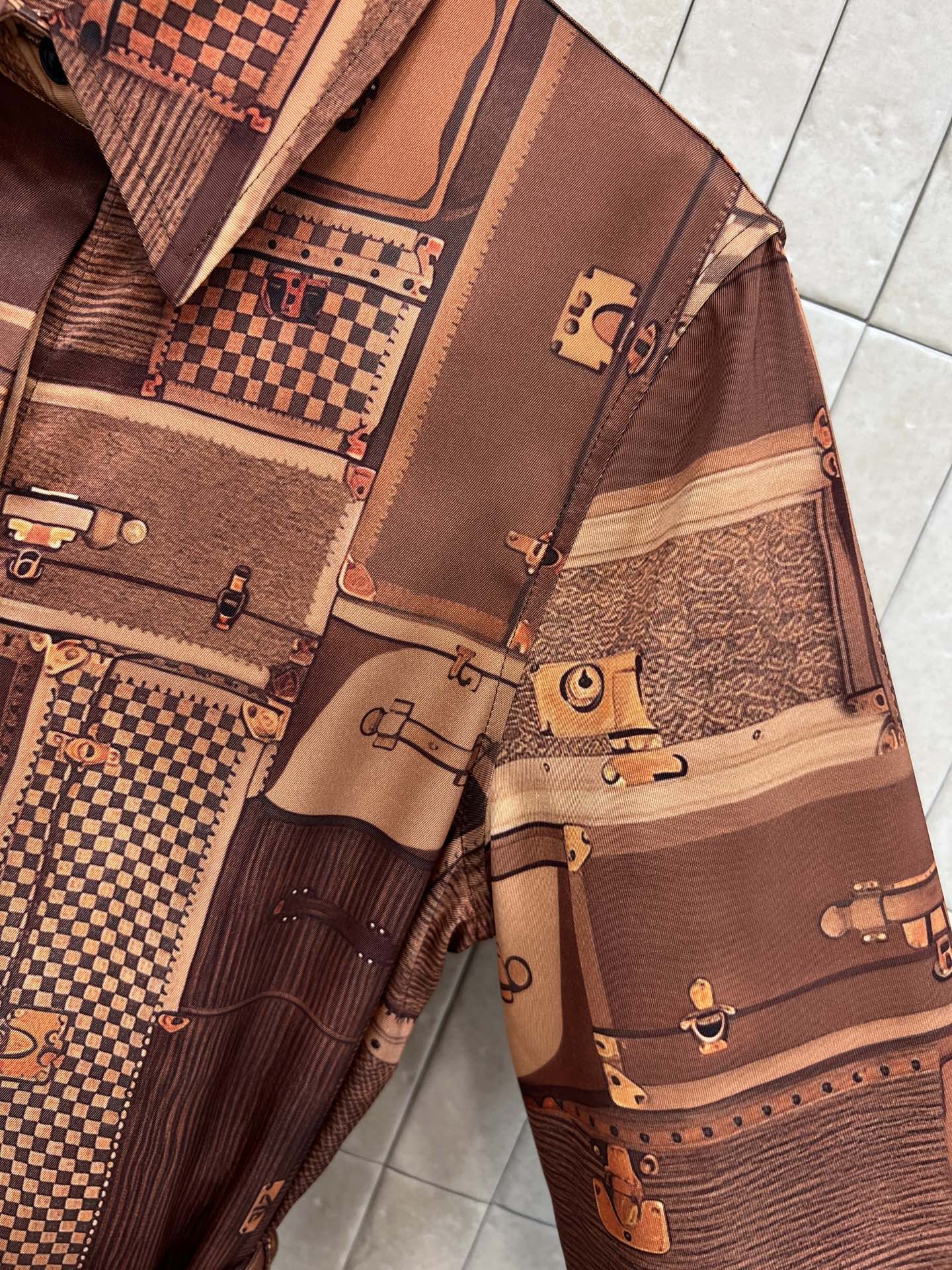 L家 26春夏新款 皮革印花图案衬衫连衣裙 经典皮革图案印花叠加旅行箱印花 复古又时髦 腰带设计修饰身形