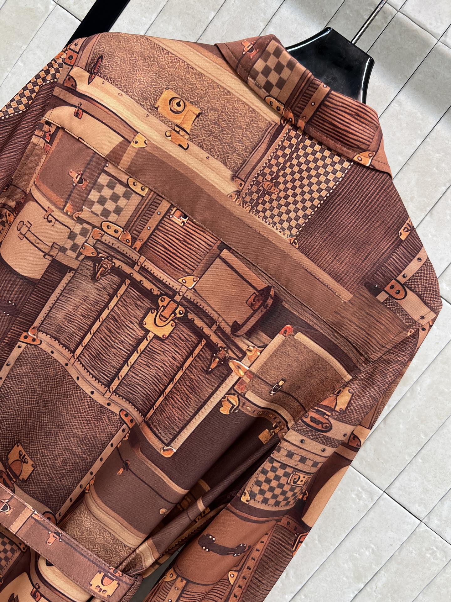 L家 26春夏新款 皮革印花图案衬衫连衣裙 经典皮革图案印花叠加旅行箱印花 复古又时髦 腰带设计修饰身形