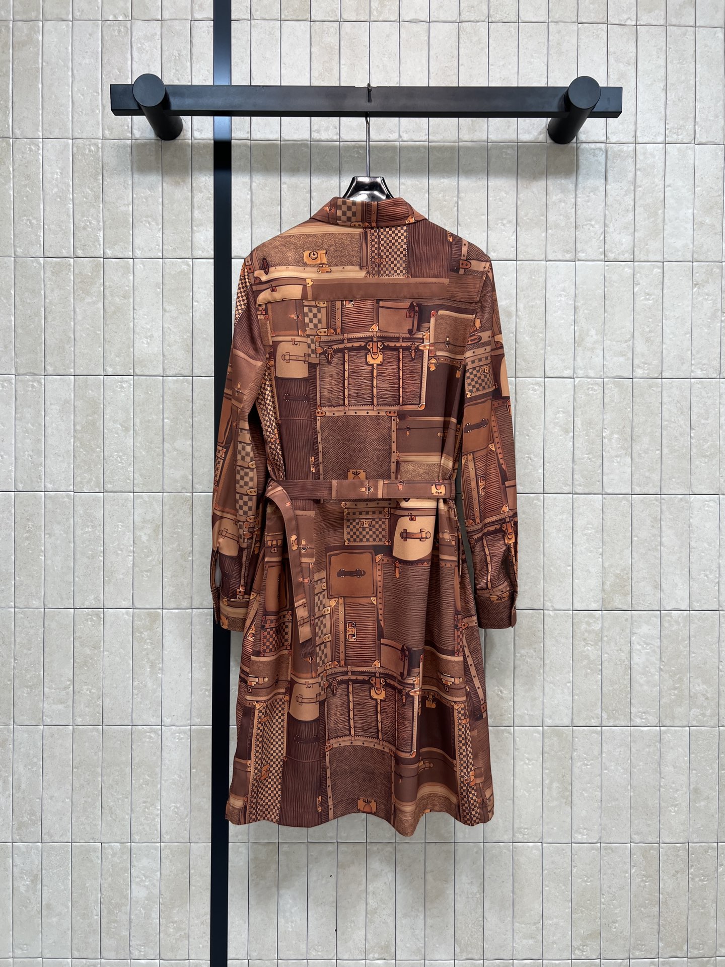 L家 26春夏新款 皮革印花图案衬衫连衣裙 经典皮革图案印花叠加旅行箱印花 复古又时髦 腰带设计修饰身形