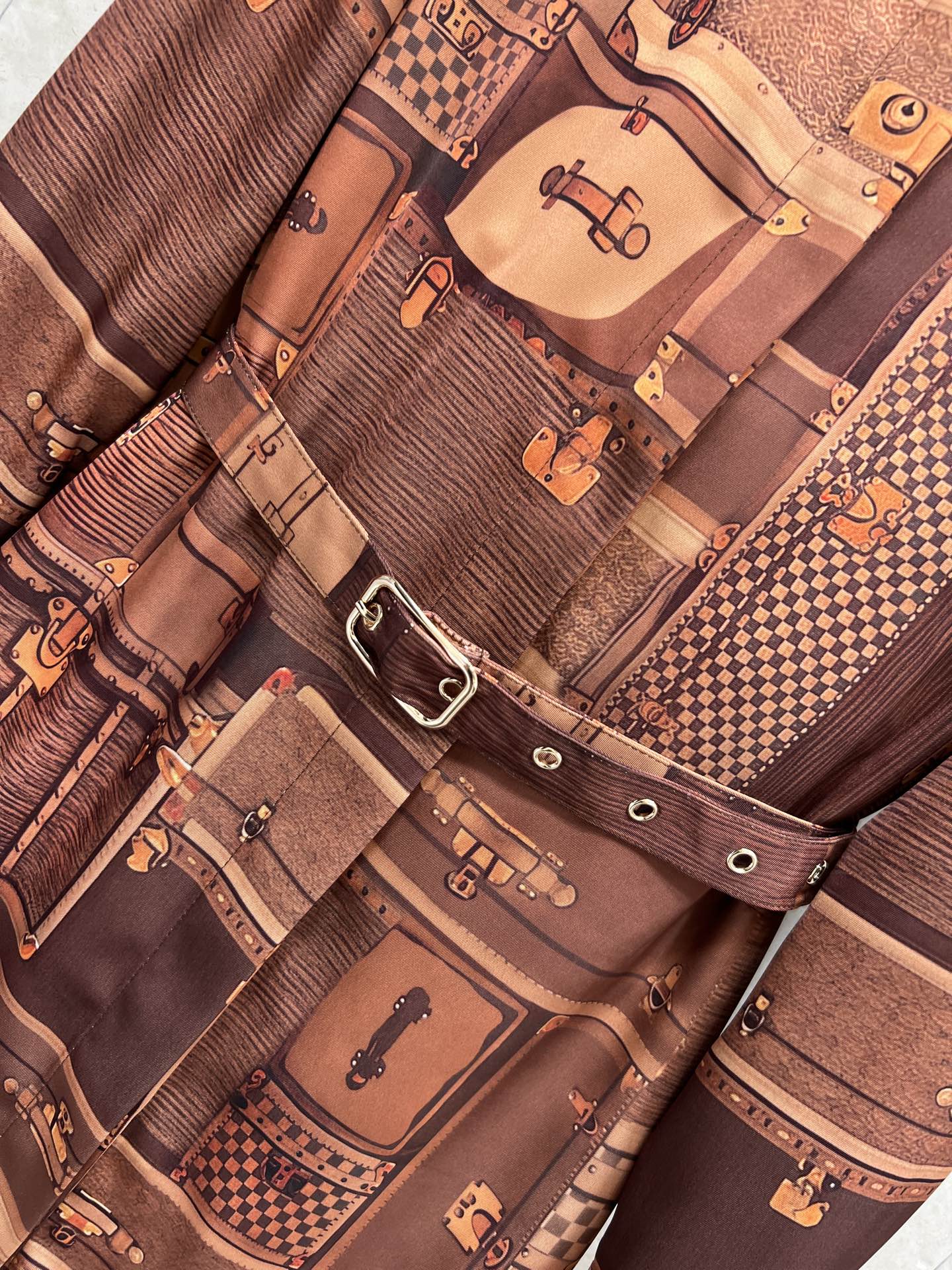 L家 26春夏新款 皮革印花图案衬衫连衣裙 经典皮革图案印花叠加旅行箱印花 复古又时髦 腰带设计修饰身形