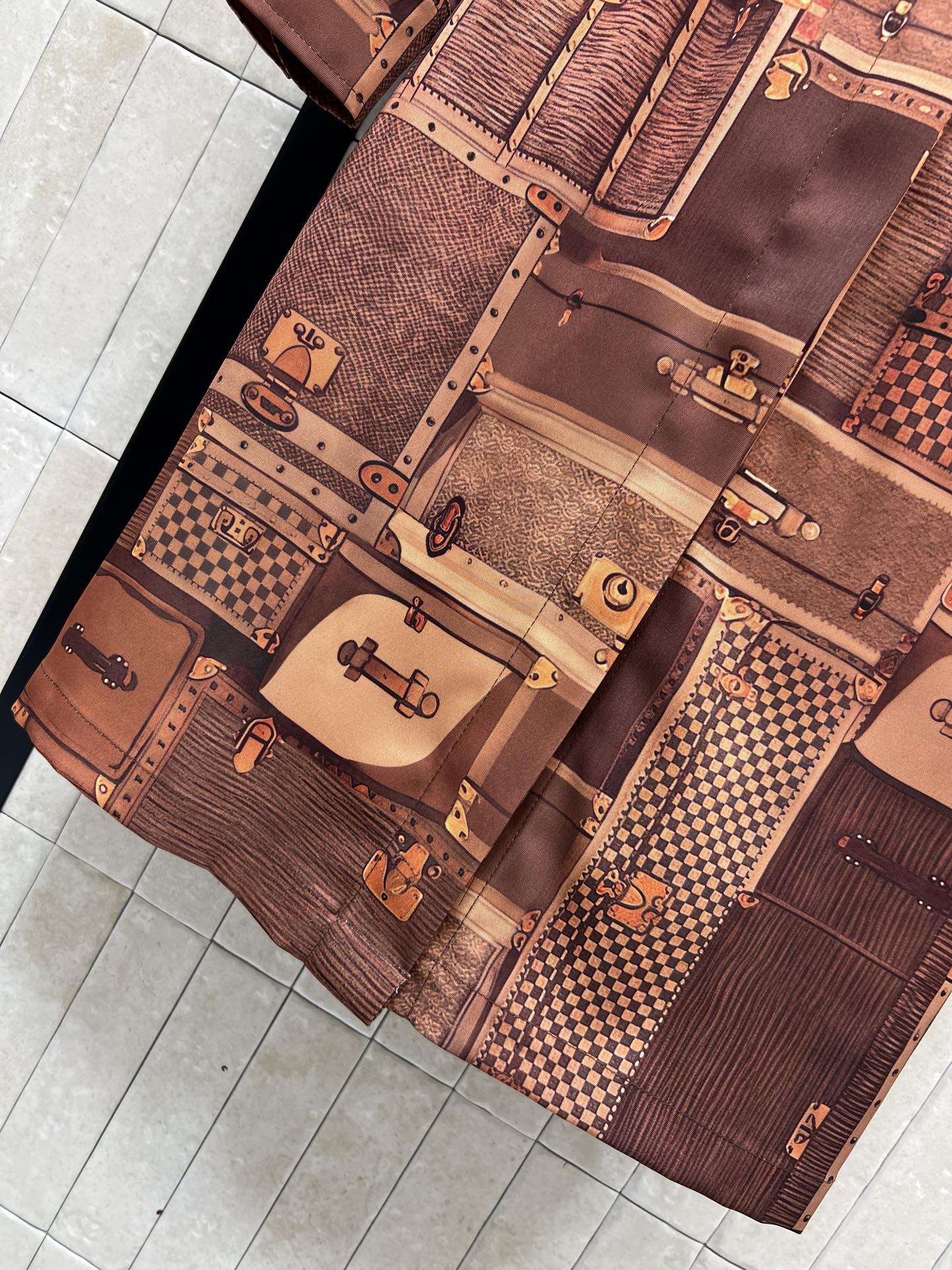 L家 26春夏新款 皮革印花图案衬衫连衣裙 经典皮革图案印花叠加旅行箱印花 复古又时髦 腰带设计修饰身形