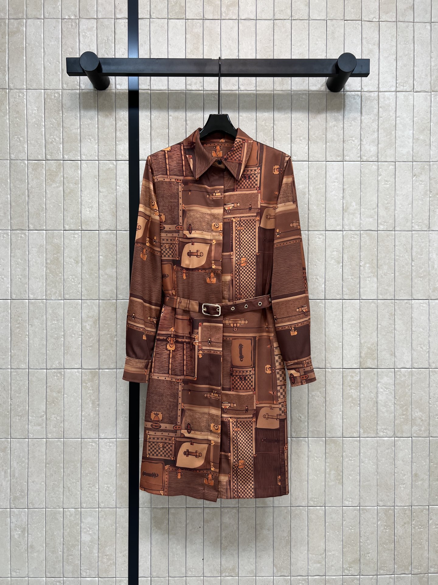 NO:656620,L's 26 new spring and summer style leather printed pattern shirt dress, classic leather pattern printing superimposed on suitcase printing, retro and fashionable, belt design to modify the body shape, full of elegant temperament!  The long-sleeved shirt dress is perfect for spring and autumn. It can be easily worn on daily commutes or formal occasions. It looks great with simple accessories. One color and four sizes. Size/S-M-L- XL,, Louis Vuitton, skirts, shirts, alexander wang19860909L家 26春夏新款 皮革印花图案衬衫连衣裙 经典皮革图案印花叠加旅行箱印花 复古又时髦 腰带设计修饰身形 优雅气质满分！长袖衬衫式连衣裙剪裁 春秋穿超合适~日常通勤或正式场合都能轻松驾驭 搭配简约配饰就很出彩 一色四码 Size/S-M-L- XL,,louis vuitton,skirts,shirts,alexander wang,Women's clothing