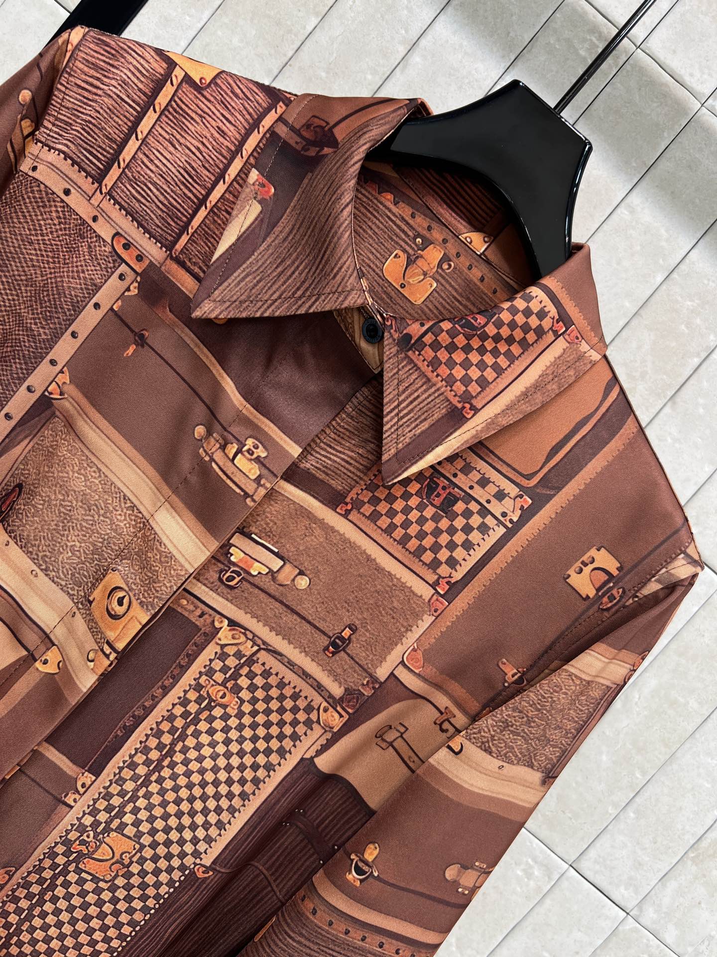 L家 26春夏新款 皮革印花图案衬衫连衣裙 经典皮革图案印花叠加旅行箱印花 复古又时髦 腰带设计修饰身形