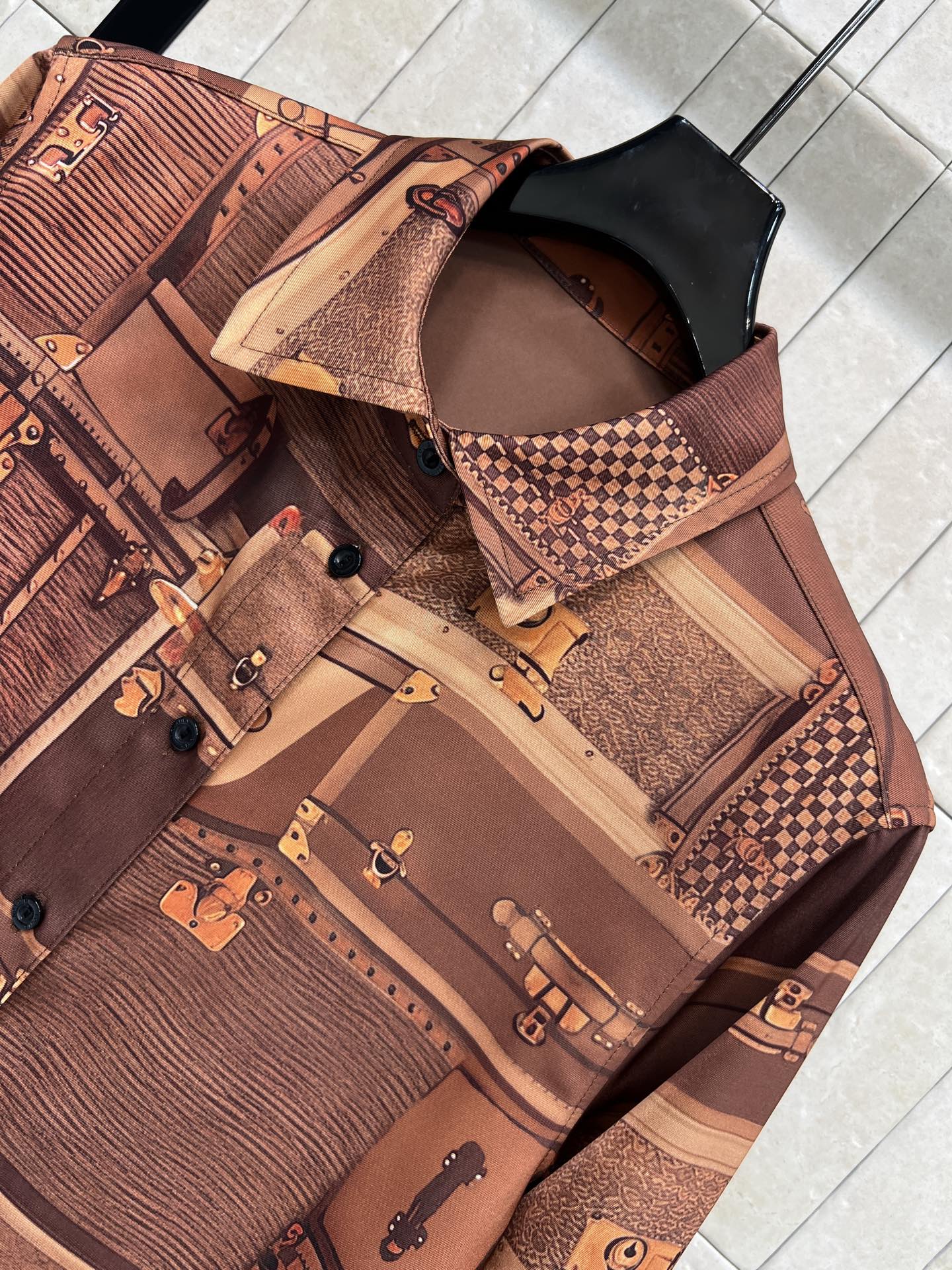 L家 26春夏新款 皮革印花图案居家套装 翻领衬衫+logo松紧腰阔腿裤 棕色调搭配经典旅行箱图案，奢华