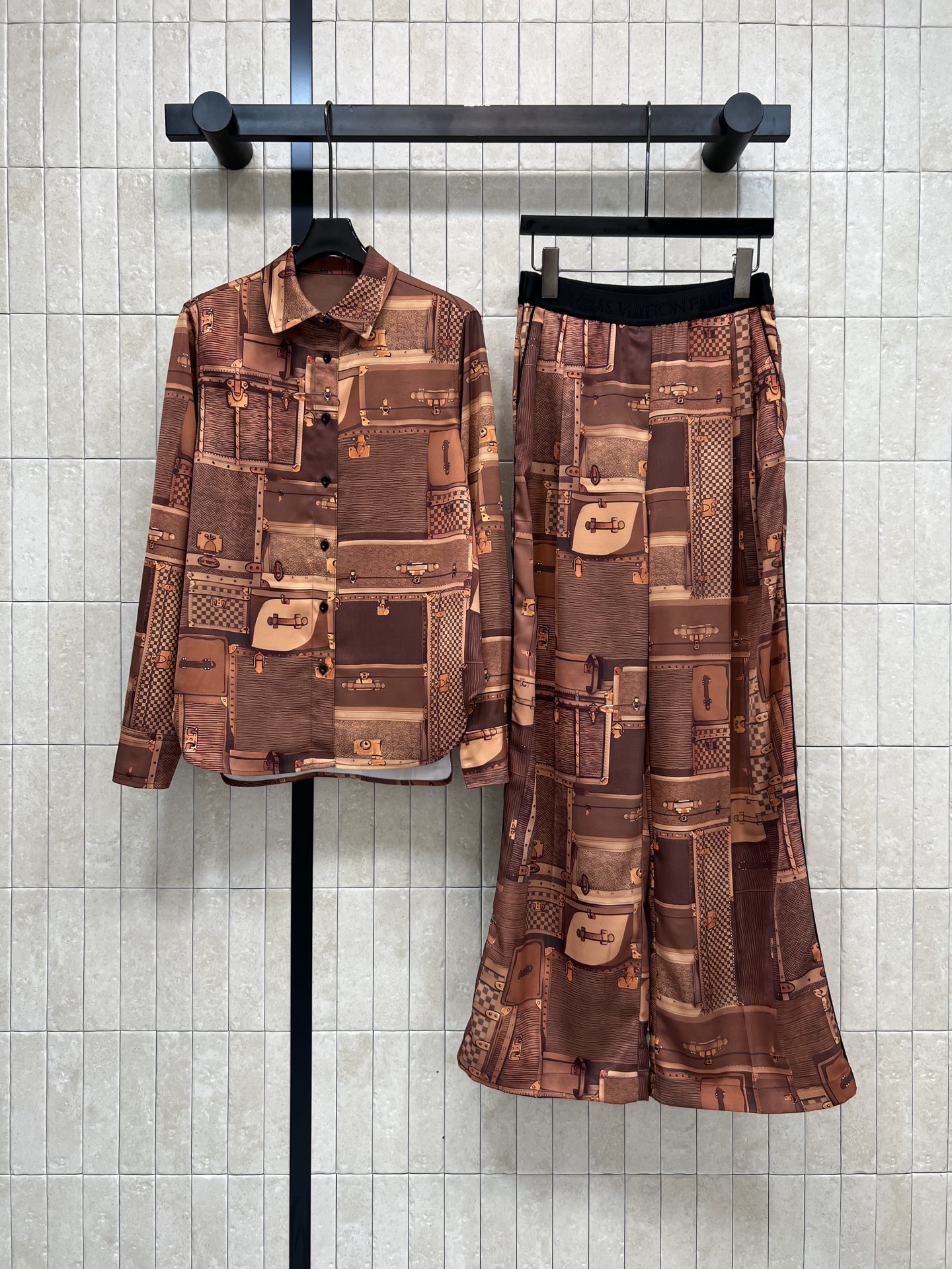 NO:656611,L's 26 spring and summer new style leather printed pattern home suit, lapel shirt + logo elastic waist wide-leg pants, brown tone with classic suitcase pattern, full of luxurious retro feel, logo elastic waist design + loose wide-leg tailoring, which modifies the leg shape and is super comfortable. The upper body is slimmer and taller. One upper body is also very good for casual outing. Four sizes in one color Size/S-M-L- XL,, louis vuitton, shirts, alexander wang19860909L家 26春夏新款 皮革印花图案居家套装 翻领衬衫+logo松紧腰阔腿裤 棕色调搭配经典旅行箱图案,奢华复古感满满 logo松紧腰设计+宽松阔腿剪裁 修饰腿型又超自在 版型上身显瘦又显高 一套上身休闲出街也很不错 一色四码 Size/S-M-L- XL,,louis vuitton,shirts,alexander wang,Women's clothing