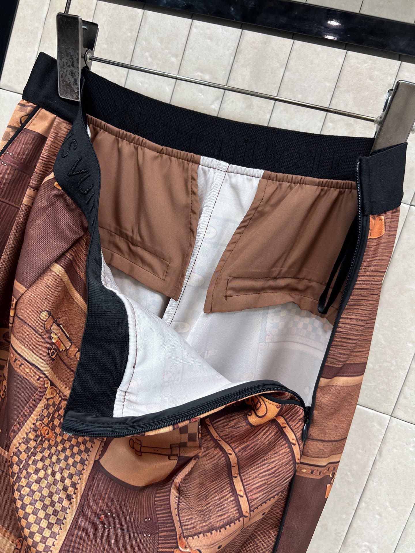 L家 26春夏新款 皮革印花图案居家套装 翻领衬衫+logo松紧腰阔腿裤 棕色调搭配经典旅行箱图案，奢华