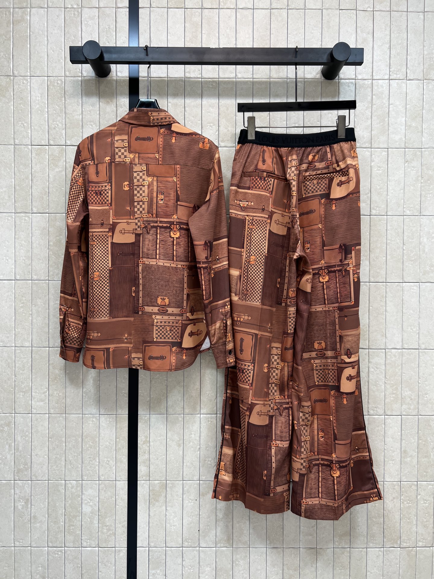 L家 26春夏新款 皮革印花图案居家套装 翻领衬衫+logo松紧腰阔腿裤 棕色调搭配经典旅行箱图案，奢华