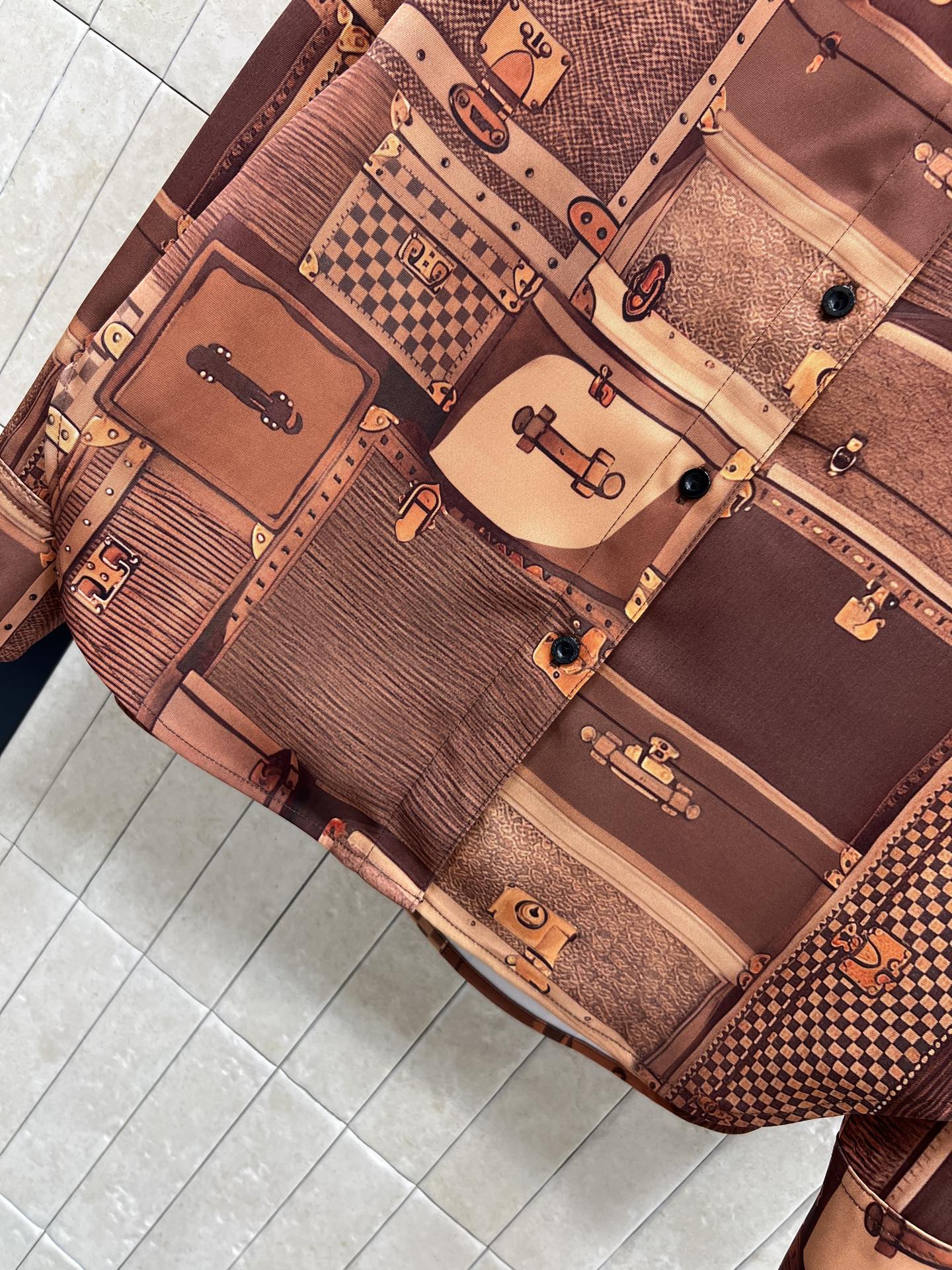 L家 26春夏新款 皮革印花图案居家套装 翻领衬衫+logo松紧腰阔腿裤 棕色调搭配经典旅行箱图案，奢华