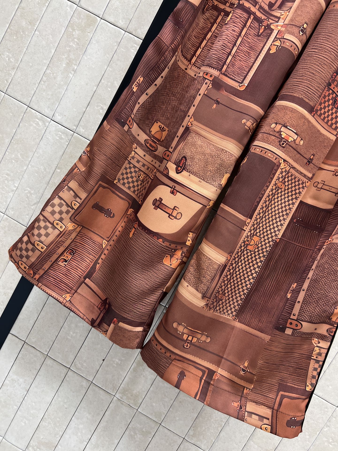 L家 26春夏新款 皮革印花图案居家套装 翻领衬衫+logo松紧腰阔腿裤 棕色调搭配经典旅行箱图案，奢华