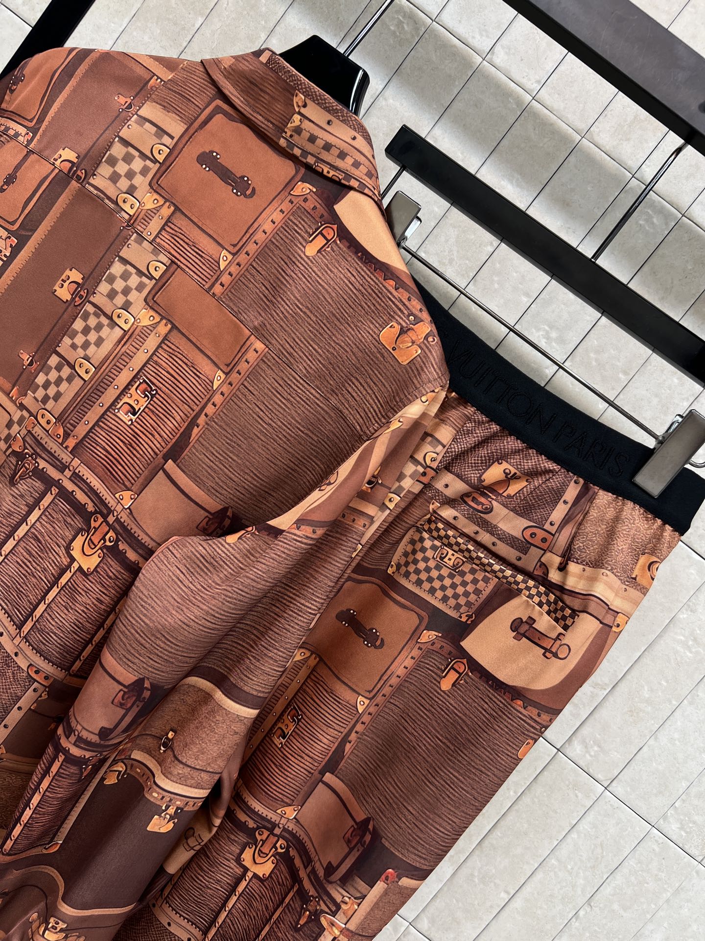 L家 26春夏新款 皮革印花图案居家套装 翻领衬衫+logo松紧腰阔腿裤 棕色调搭配经典旅行箱图案，奢华