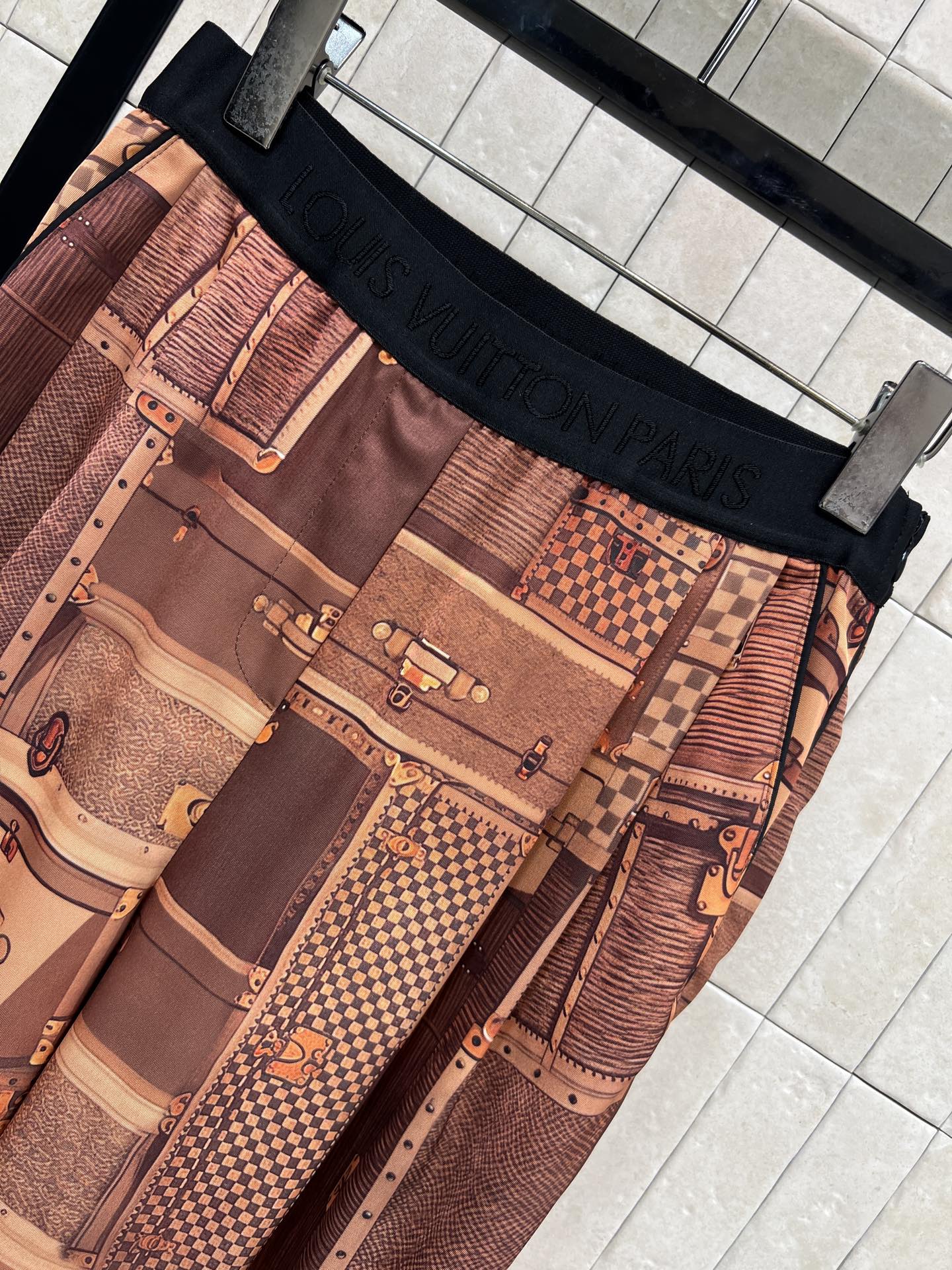 L家 26春夏新款 皮革印花图案居家套装 翻领衬衫+logo松紧腰阔腿裤 棕色调搭配经典旅行箱图案，奢华