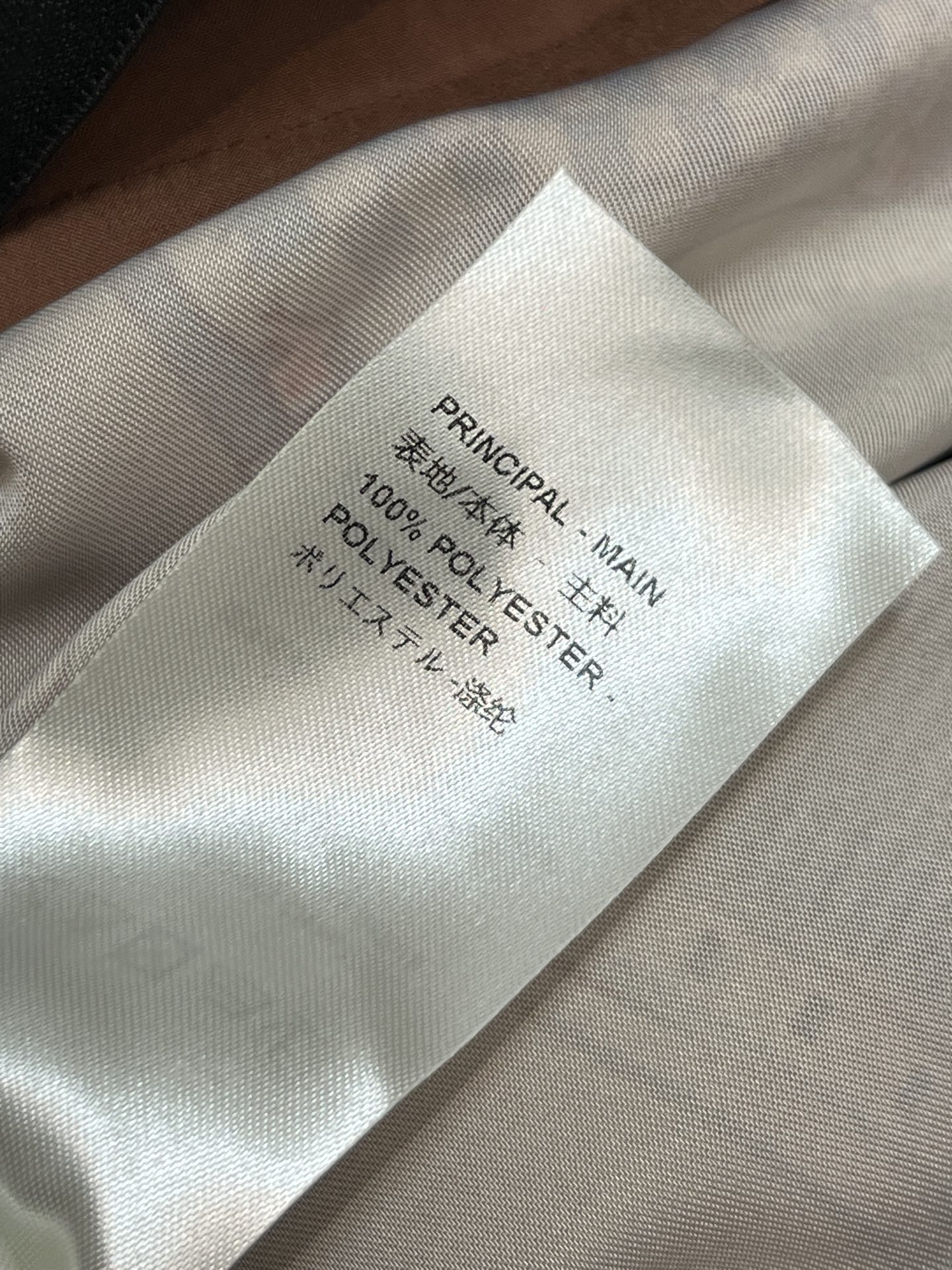 L家 26春夏新款 皮革印花图案居家套装 翻领衬衫+logo松紧腰阔腿裤 棕色调搭配经典旅行箱图案，奢华