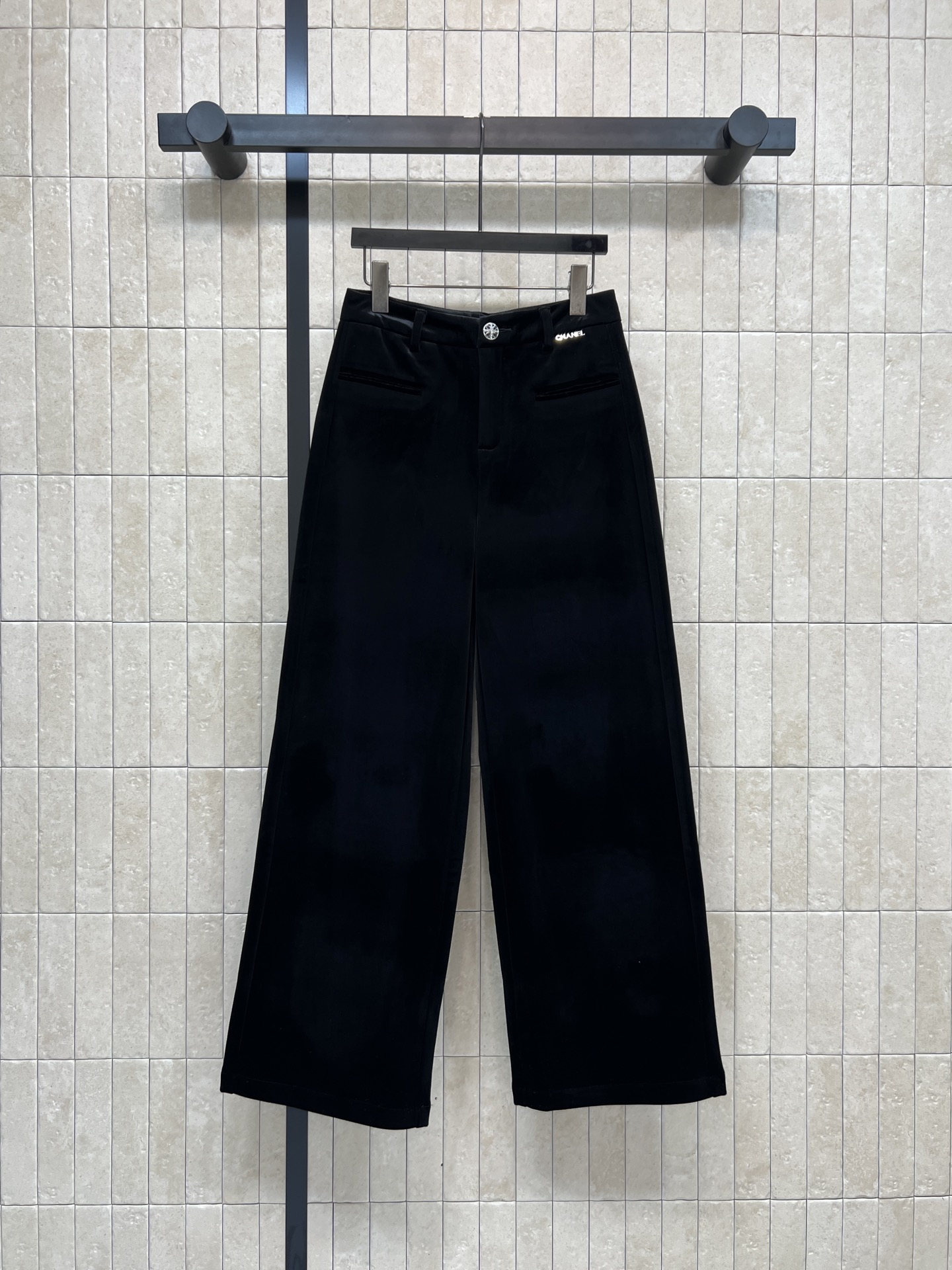 NO:657393,Xiaoxiangjia 25 new autumn and winter style black gold velvet high-waisted wide-leg pants. High-waist cut and elongated proportions. Wide trouser legs modify the leg shape. Easy to control for daily commuting or leisure. Waist metal buckle + brand logo. Perfect details. Minimalist style, versatile and not picky. Can be easily matched with either shirts or knits. Just right for spring and autumn~three sizes in one color. Size/S-M-L,,chanel,shirts,alexander wang19860909小香家 25秋冬新款 黑色金丝绒高腰阔腿裤 高腰剪裁拉长比例 宽裤腿修饰腿型 日常通勤或休闲都能轻松驾驭 腰部金属扣+品牌标识 细节满分 极简风格百搭不挑人 无论衬衫还是针织都能轻松搭配 春秋季节穿着刚刚好~一色三码 Size/S-M-L,,chanel,shirts,alexander wang,Women's clothing