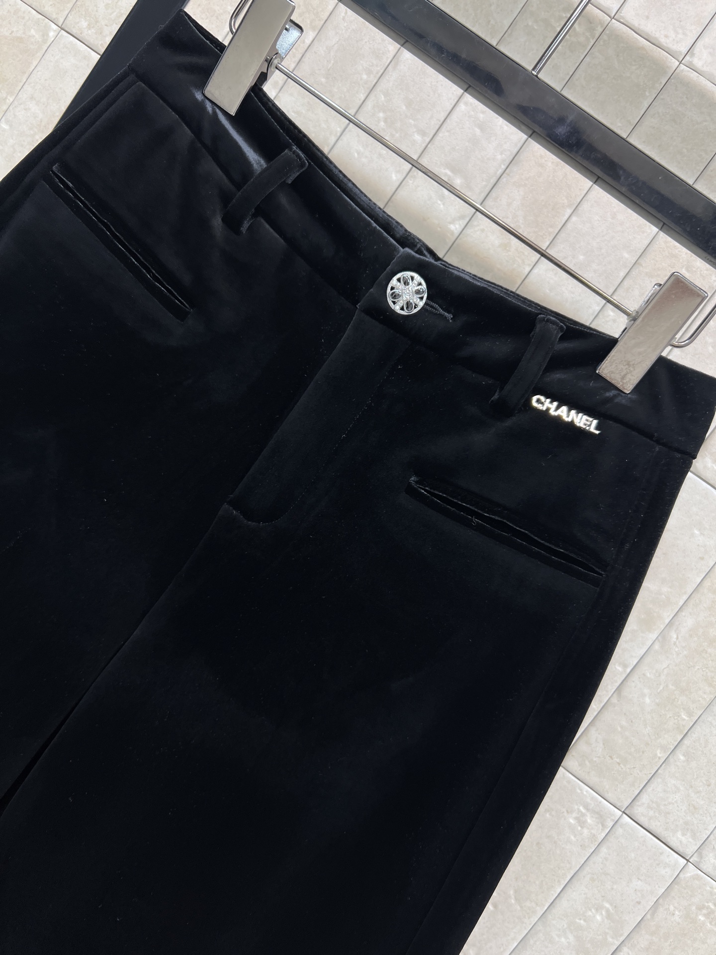 小香家 25秋冬新款 黑色金丝绒高腰阔腿裤 高腰剪裁拉长比例 宽裤腿修饰腿型 日常通勤或休闲都能轻松驾驭