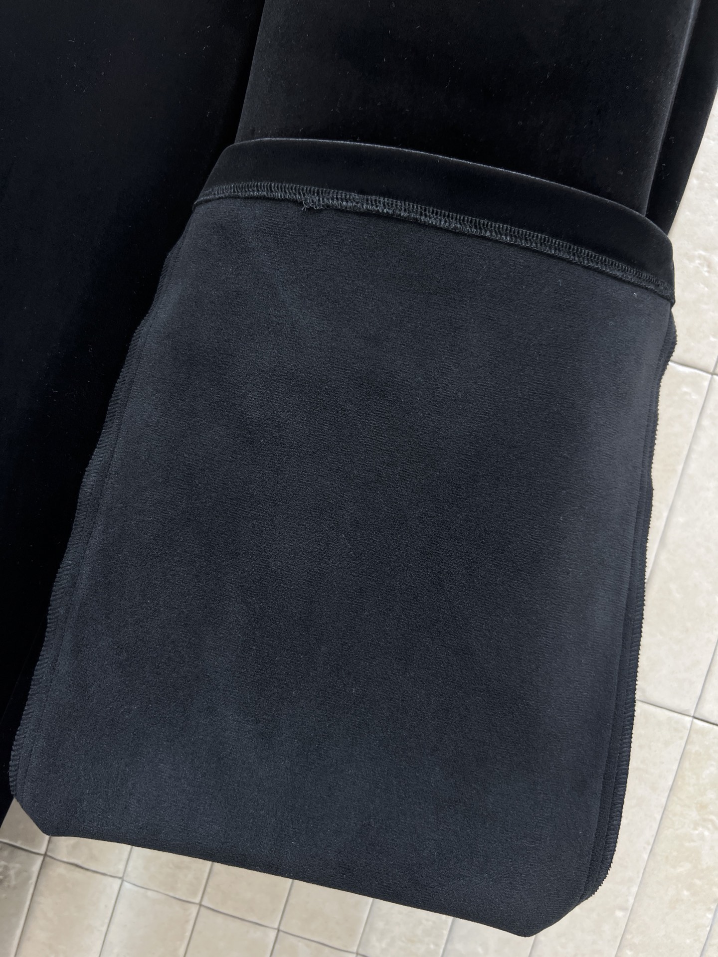 小香家 25秋冬新款 黑色金丝绒高腰阔腿裤 高腰剪裁拉长比例 宽裤腿修饰腿型 日常通勤或休闲都能轻松驾驭