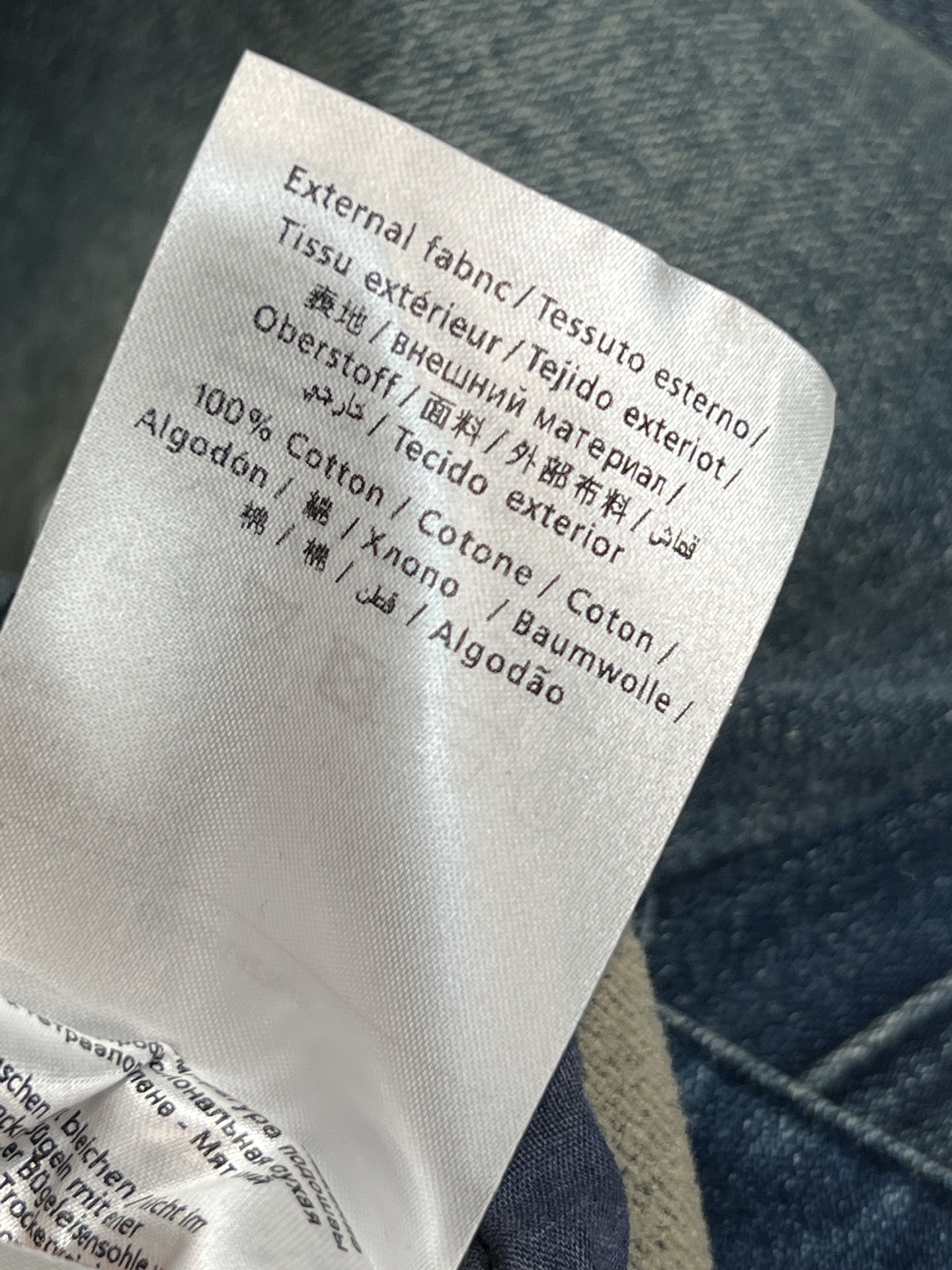 V家25秋冬新款 高腰微喇加绒牛仔裤 深蓝水洗面料 复古感满满！裤脚微喇叭设计 修饰腿型 视觉拉长比例 