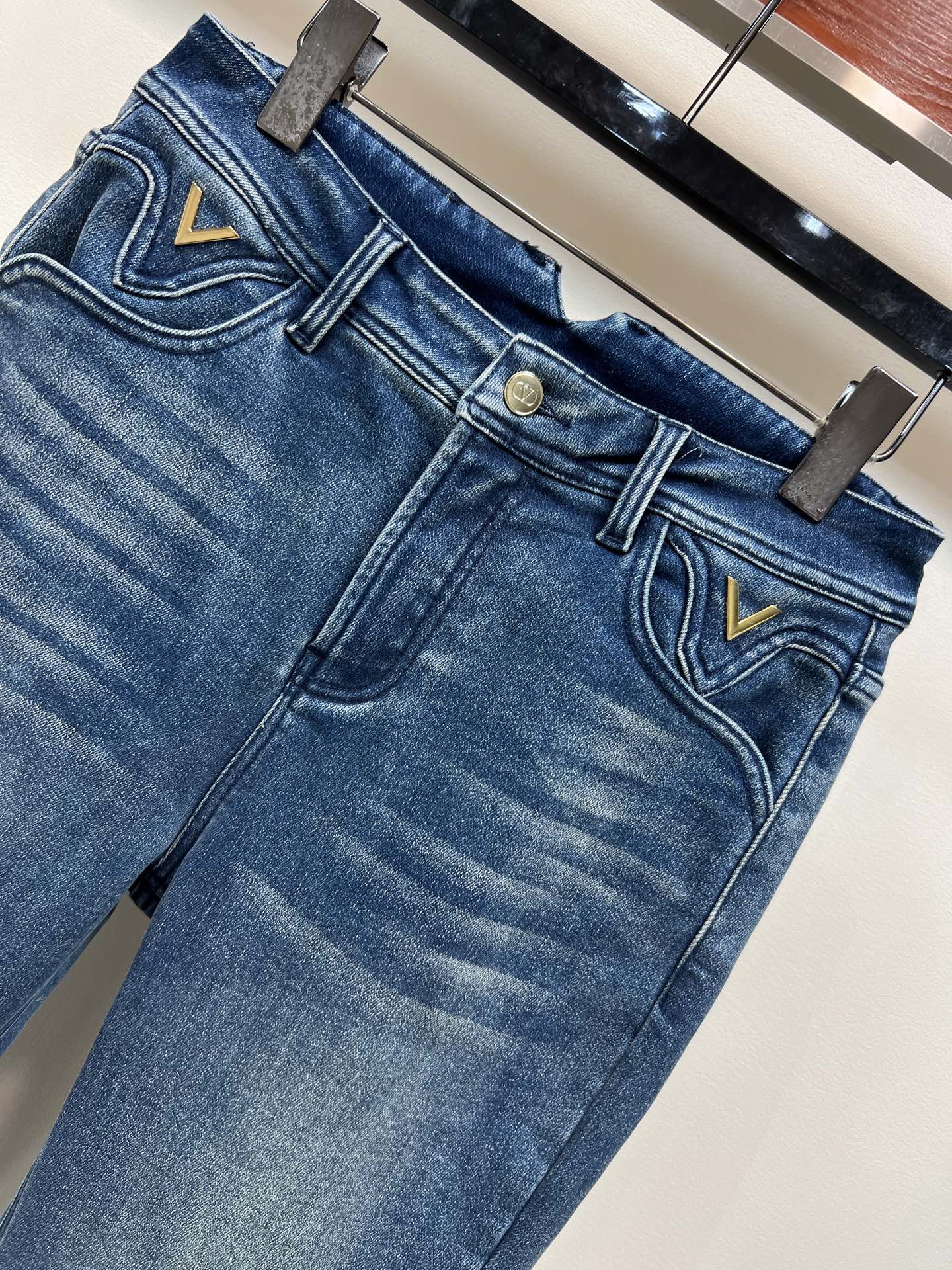 V家25秋冬新款 高腰微喇加绒牛仔裤 深蓝水洗面料 复古感满满！裤脚微喇叭设计 修饰腿型 视觉拉长比例 