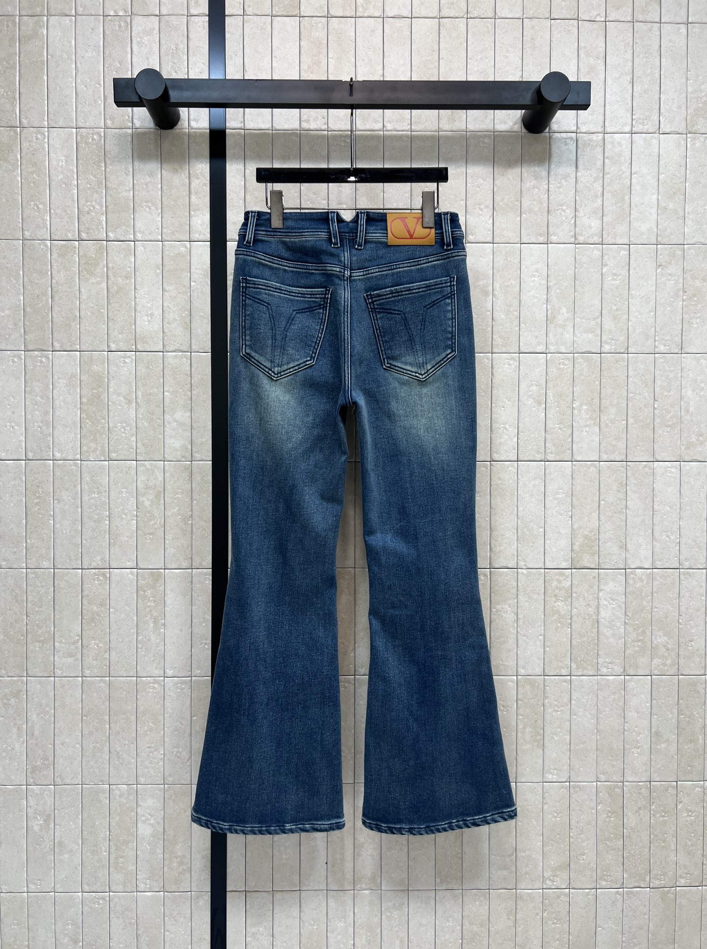 V家25秋冬新款 高腰微喇加绒牛仔裤 深蓝水洗面料 复古感满满！裤脚微喇叭设计 修饰腿型 视觉拉长比例 