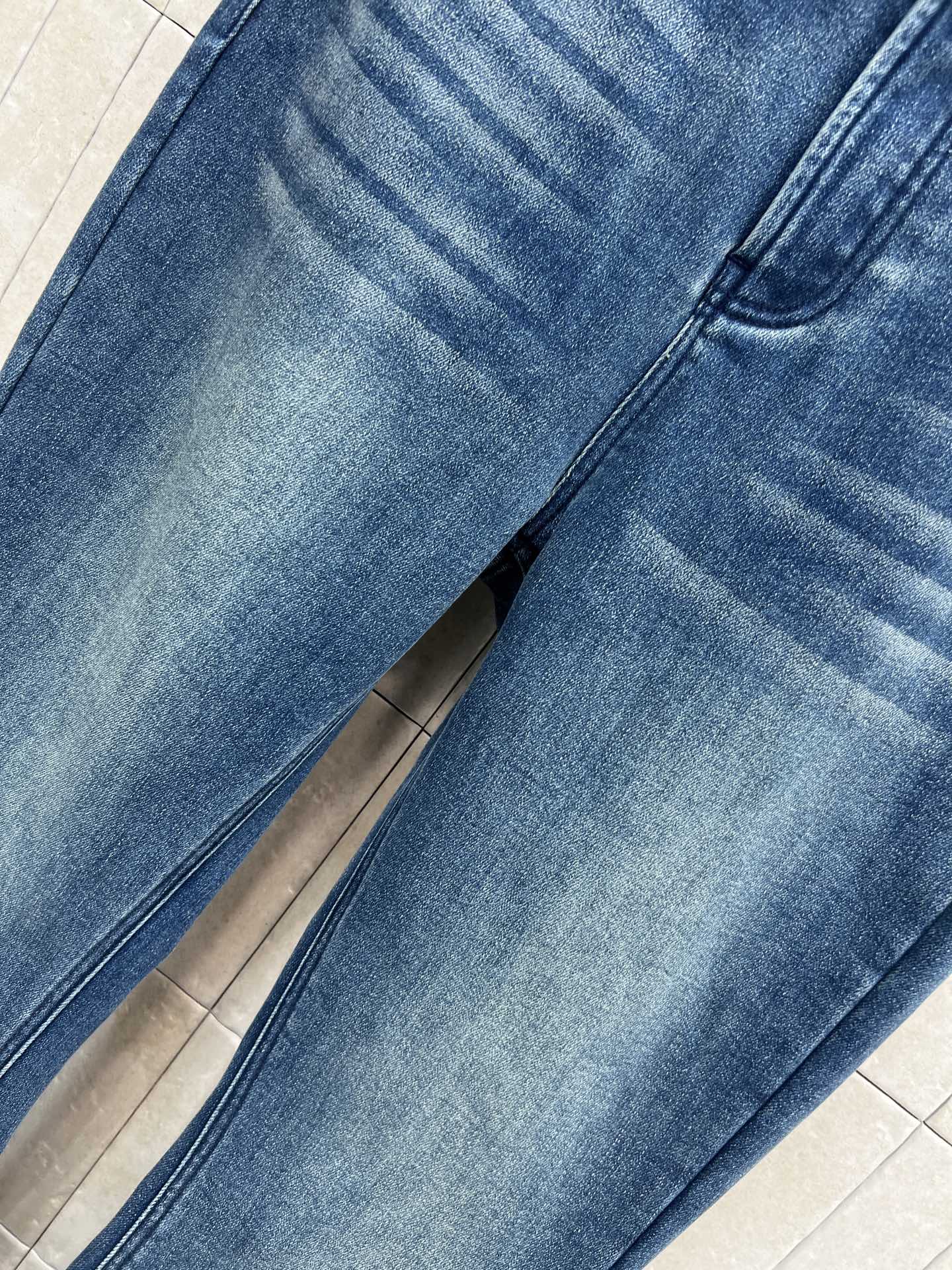 V家25秋冬新款 高腰微喇加绒牛仔裤 深蓝水洗面料 复古感满满！裤脚微喇叭设计 修饰腿型 视觉拉长比例 