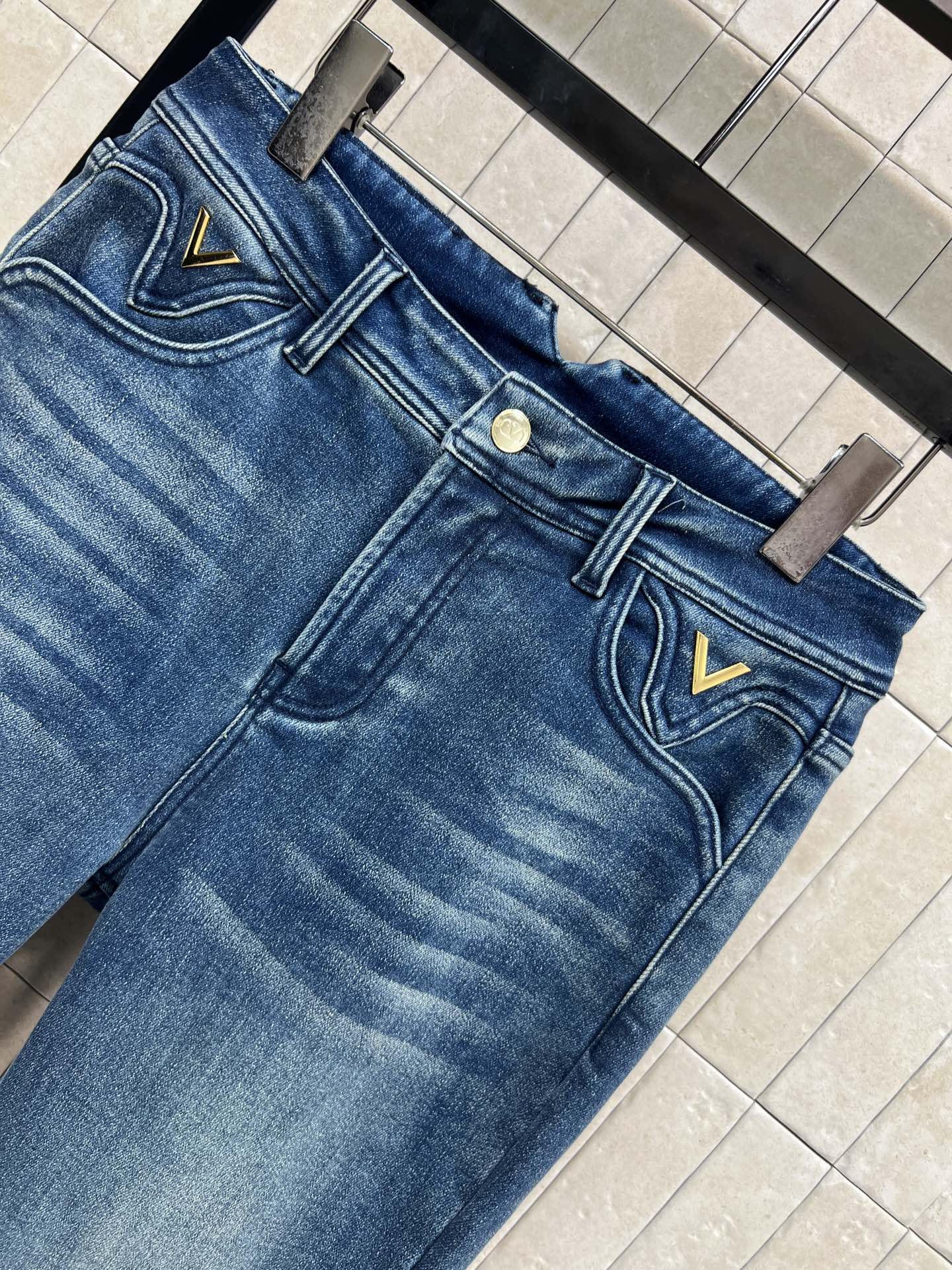 V家25秋冬新款 高腰微喇加绒牛仔裤 深蓝水洗面料 复古感满满！裤脚微喇叭设计 修饰腿型 视觉拉长比例 