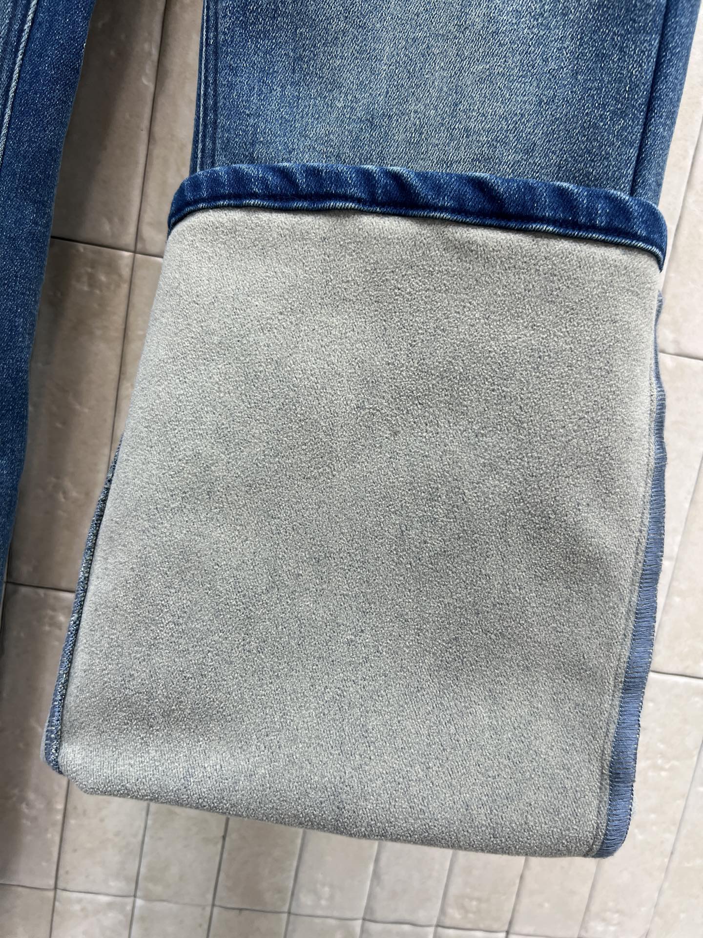 V家25秋冬新款 高腰微喇加绒牛仔裤 深蓝水洗面料 复古感满满！裤脚微喇叭设计 修饰腿型 视觉拉长比例 