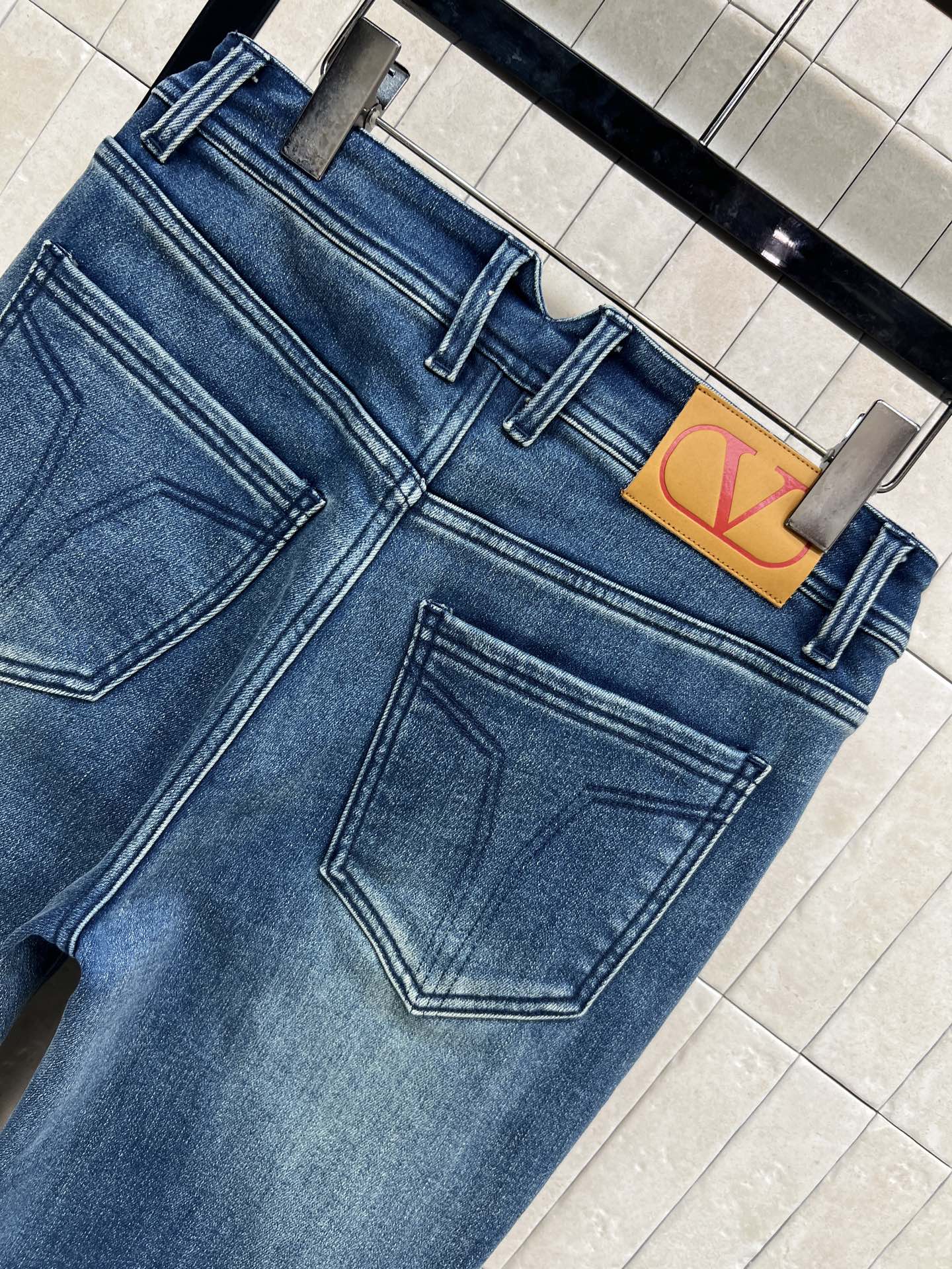 V家25秋冬新款 高腰微喇加绒牛仔裤 深蓝水洗面料 复古感满满！裤脚微喇叭设计 修饰腿型 视觉拉长比例 