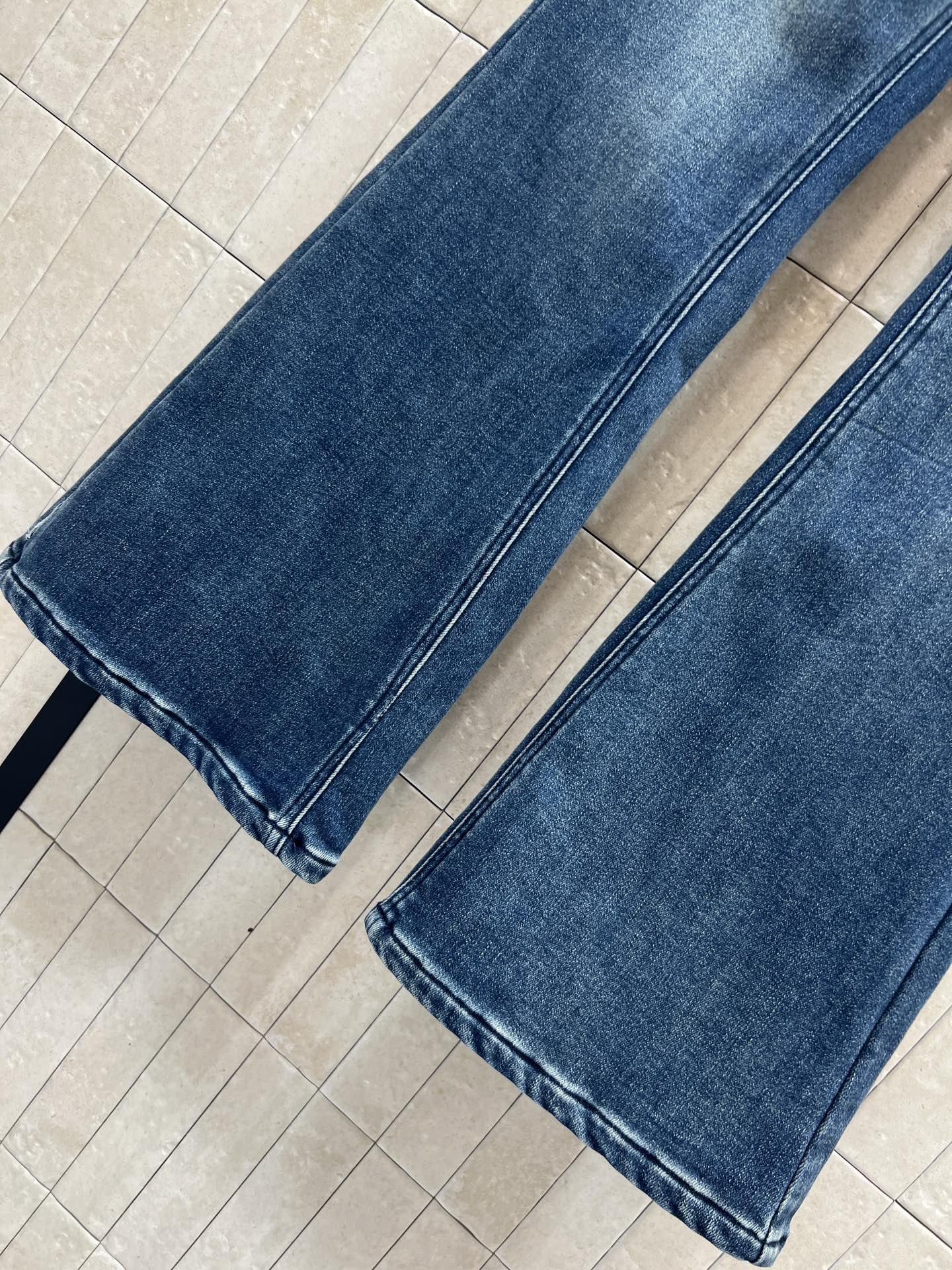 V家25秋冬新款 高腰微喇加绒牛仔裤 深蓝水洗面料 复古感满满！裤脚微喇叭设计 修饰腿型 视觉拉长比例 