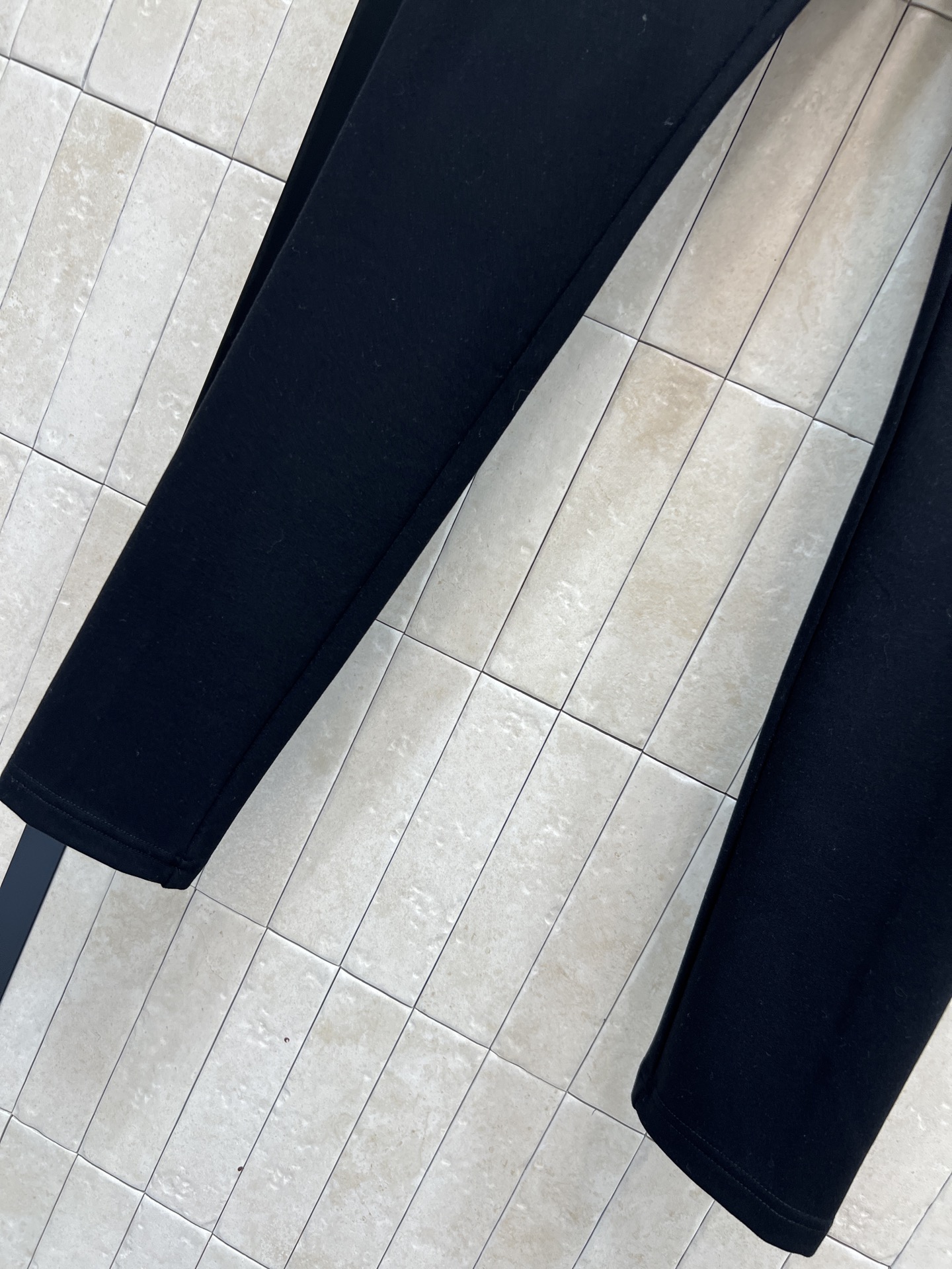 L家 25秋冬新款 黑色运动裤 简约又奢华，腰部白色饰带点缀经典老花松紧腰 细节满分 左腿有橙色菱形皮革