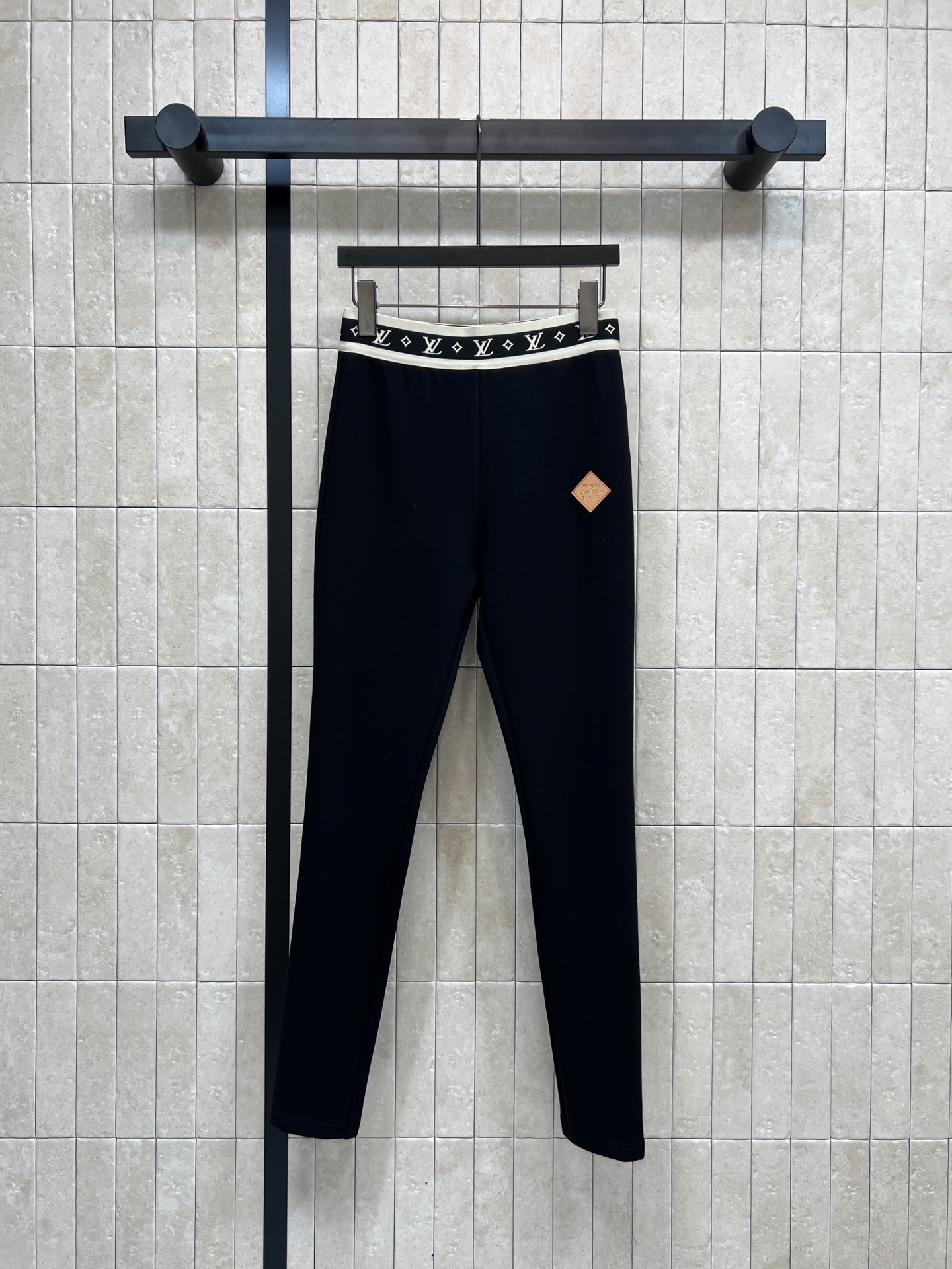 NO:657409,L's new autumn and winter 25 black sports pants are simple and luxurious. The white belt on the waist is decorated with classic presbyopic elastic waist. The details are perfect. There is an orange diamond-shaped leather label on the left leg. It is very recognizable!  The fabric is comfortable and breathable, suitable for daily wear or light exercise. It is both fashionable and functional. A must-have for fashionistas!  ~One color three sizes Size/S-M-L,,louis vuitton,alexander wang19860909L家 25秋冬新款 黑色运动裤 简约又奢华,腰部白色饰带点缀经典老花松紧腰 细节满分 左腿有橙色菱形皮革标签 超有辨识度！面料舒适透气日常穿搭或轻运动都OK 时尚与功能兼备 时髦精们必入！~一色三码 Size/S-M-L,,louis vuitton,alexander wang,Women's clothing