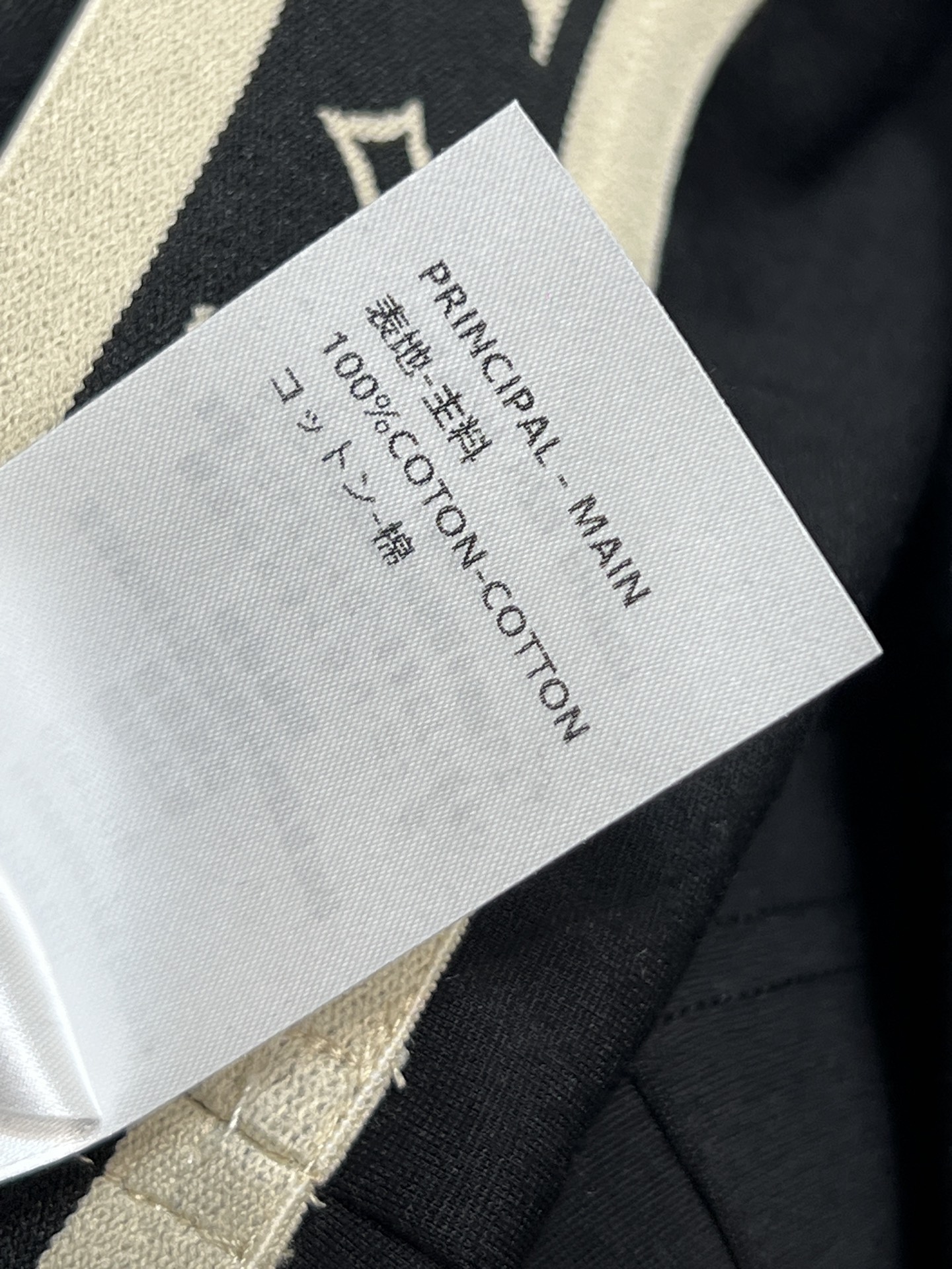 L家 25秋冬新款 黑色运动裤 简约又奢华，腰部白色饰带点缀经典老花松紧腰 细节满分 左腿有橙色菱形皮革