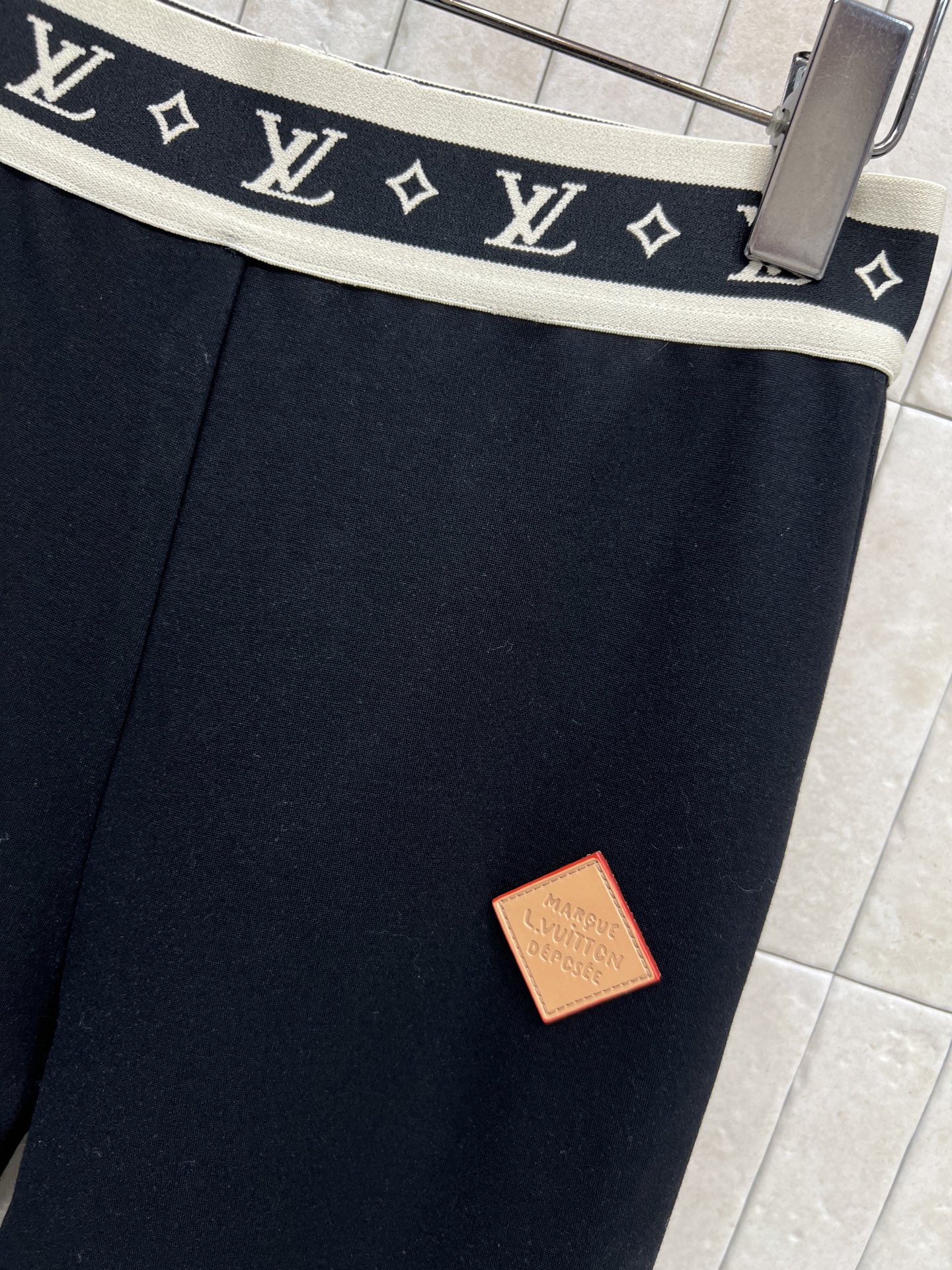 L家 25秋冬新款 黑色运动裤 简约又奢华，腰部白色饰带点缀经典老花松紧腰 细节满分 左腿有橙色菱形皮革