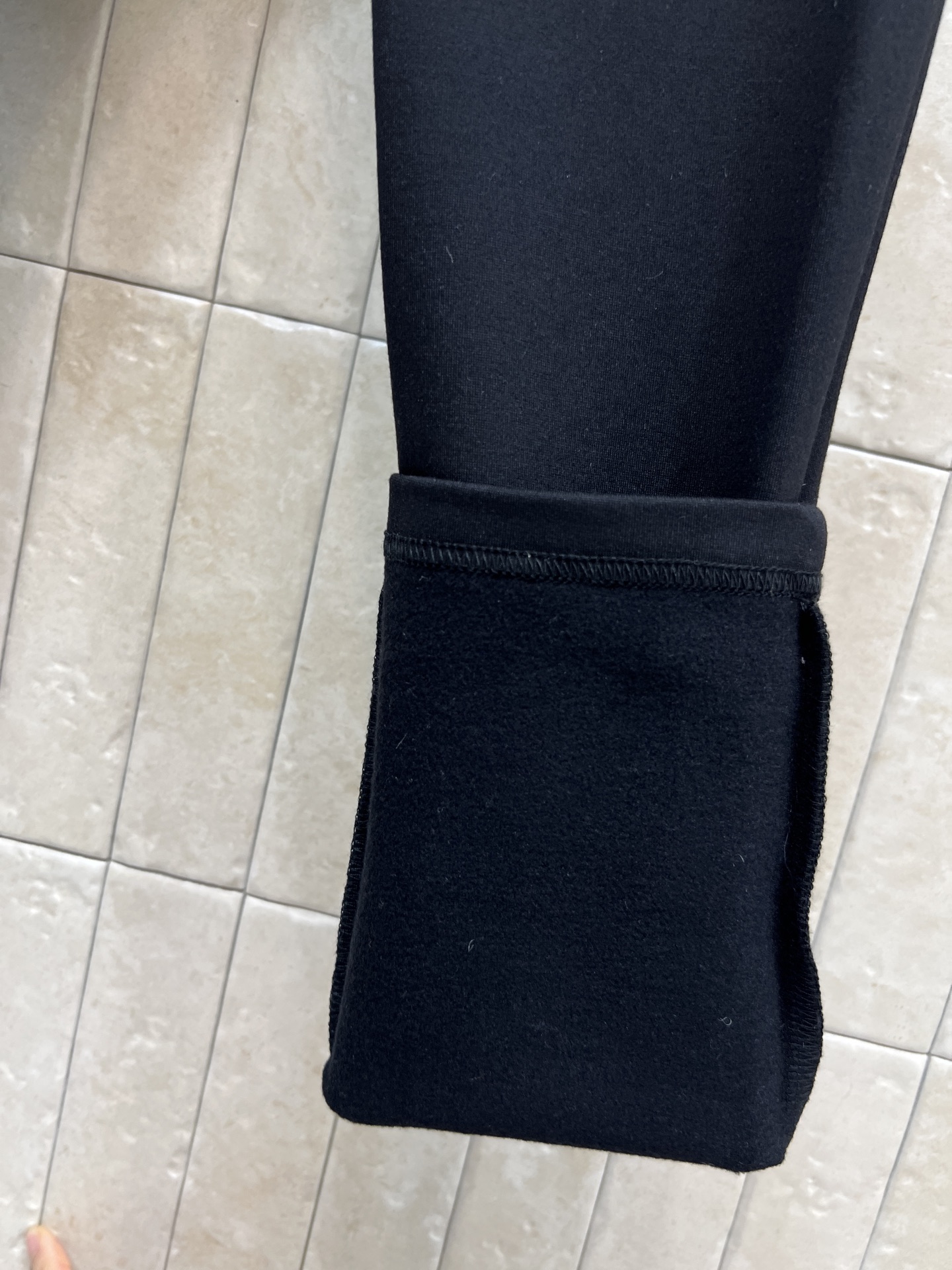 L家 25秋冬新款 黑色运动裤 简约又奢华，腰部白色饰带点缀经典老花松紧腰 细节满分 左腿有橙色菱形皮革