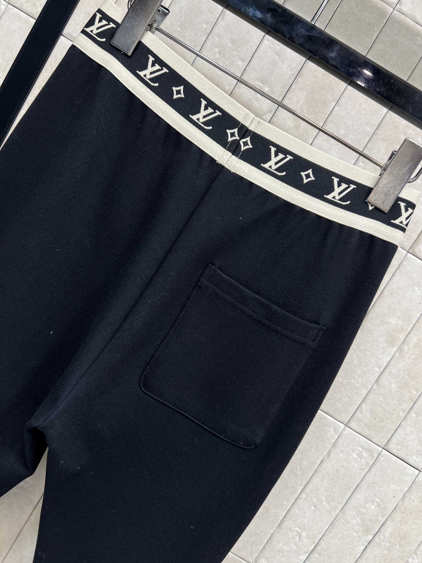 L家 25秋冬新款 黑色运动裤 简约又奢华，腰部白色饰带点缀经典老花松紧腰 细节满分 左腿有橙色菱形皮革