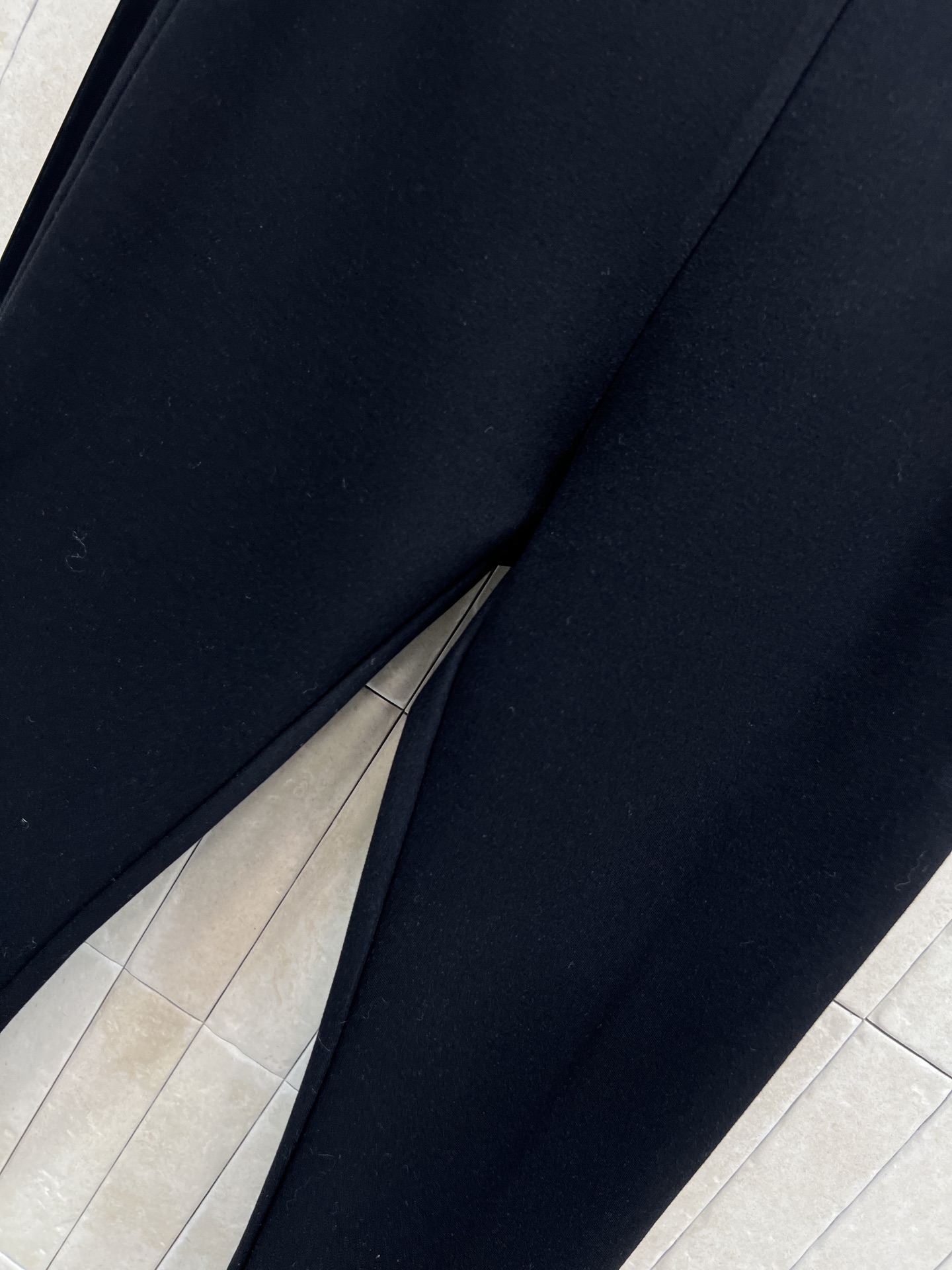 L家 25秋冬新款 黑色运动裤 简约又奢华，腰部白色饰带点缀经典老花松紧腰 细节满分 左腿有橙色菱形皮革