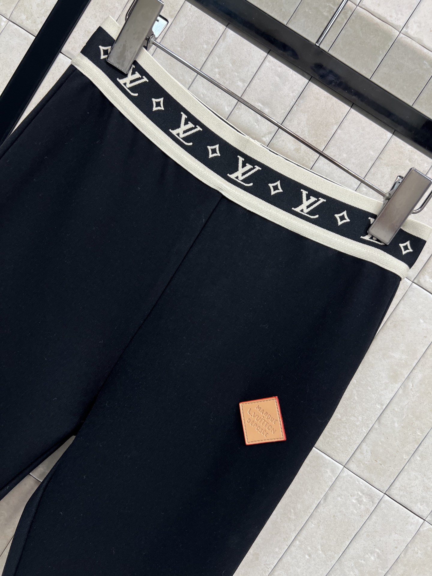 L家 25秋冬新款 黑色运动裤 简约又奢华，腰部白色饰带点缀经典老花松紧腰 细节满分 左腿有橙色菱形皮革