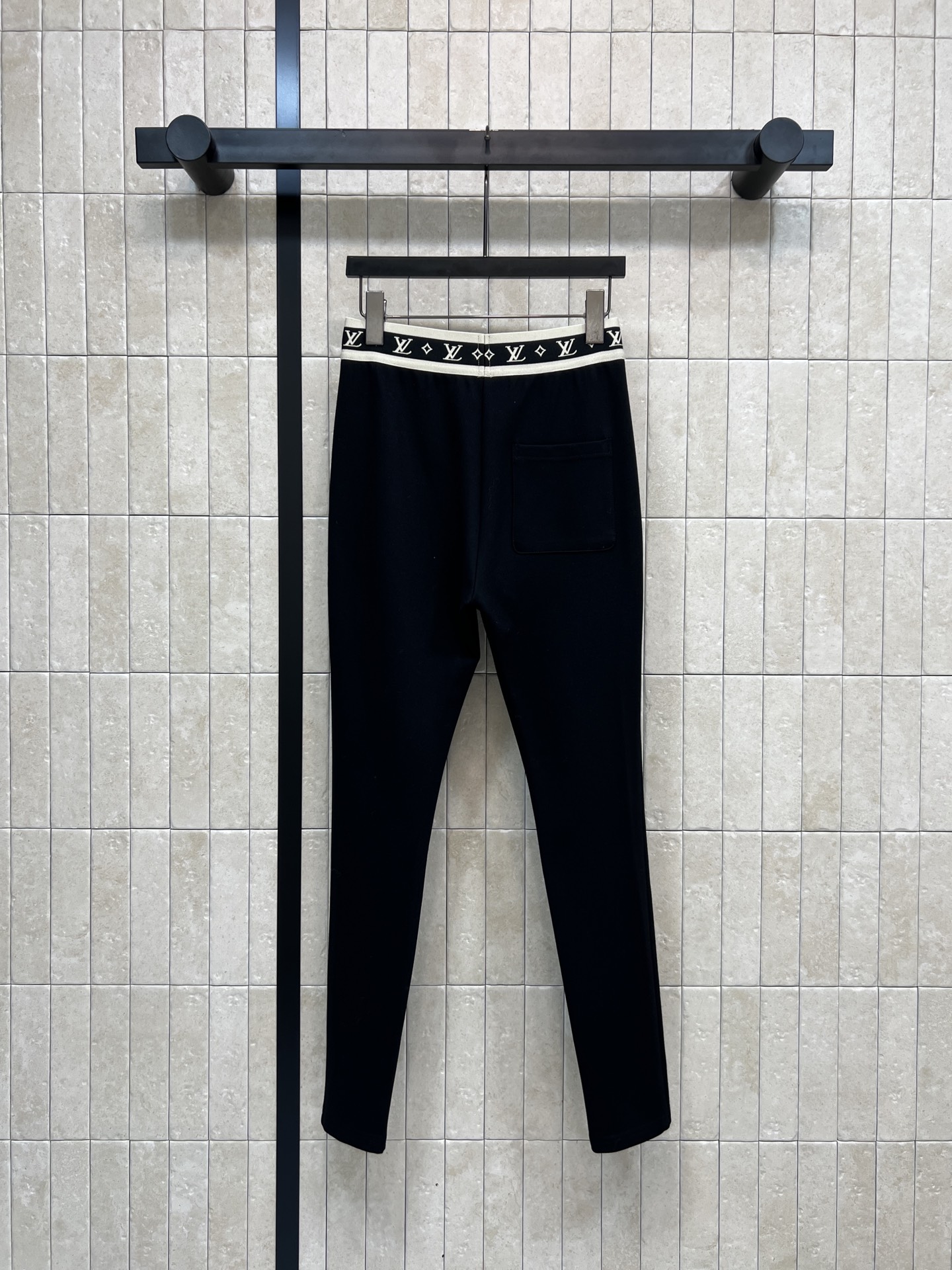 L家 25秋冬新款 黑色运动裤 简约又奢华，腰部白色饰带点缀经典老花松紧腰 细节满分 左腿有橙色菱形皮革