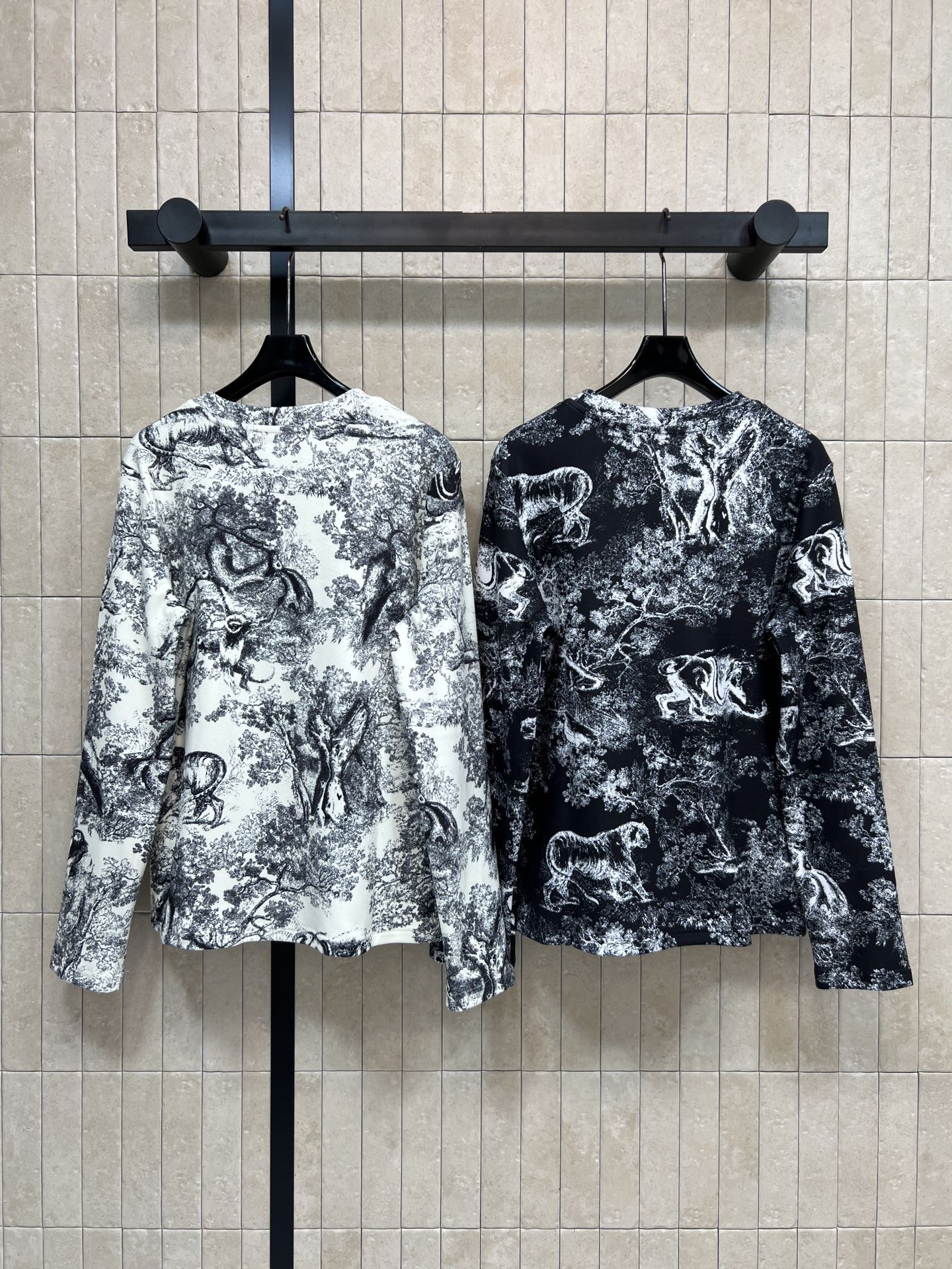 D家 25秋冬新款 丛林动物图案加绒打底衫 黑白丛林动物印花 复古优雅 艺术感满满 里面加绒 上身超级大